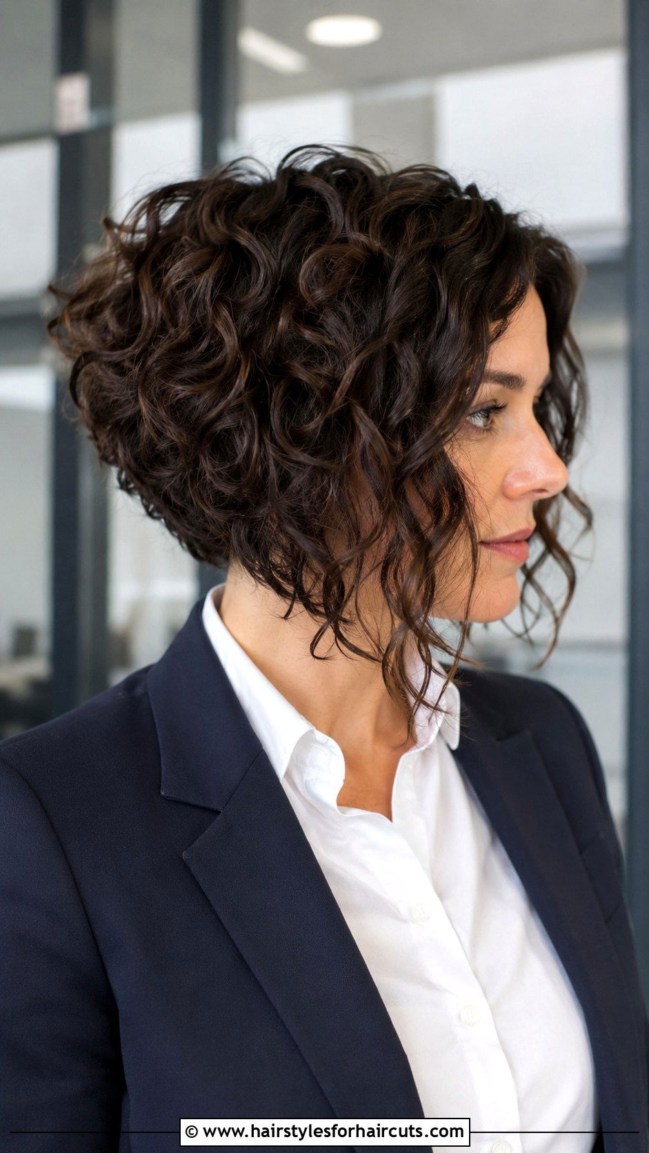 Curly Inverted Bob - 25 easy curly hairstyles for short hair - 25 easy curly hairstyles for short hair