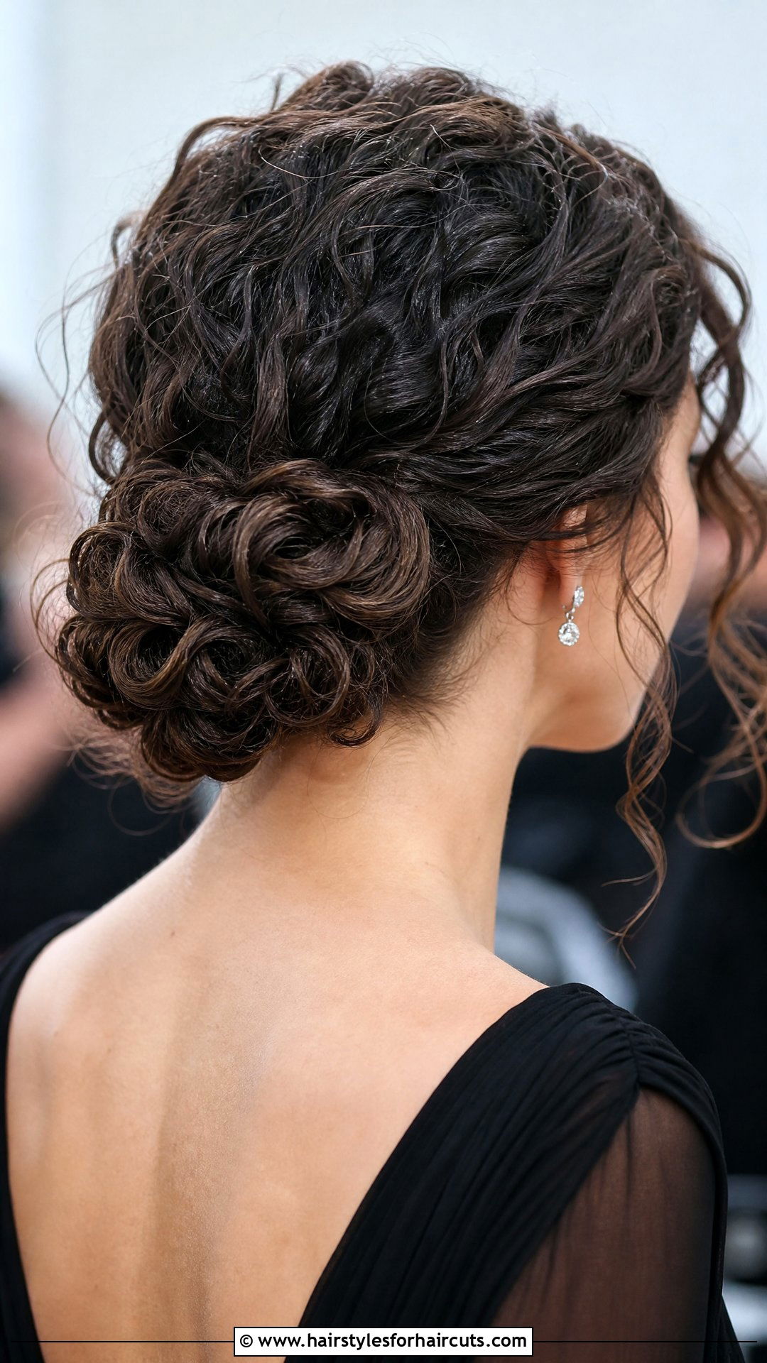 Curly Low Chignon Wedding Guest - 25 wedding guest hairstyles curly hair - 25 wedding guest hairstyles curly hair