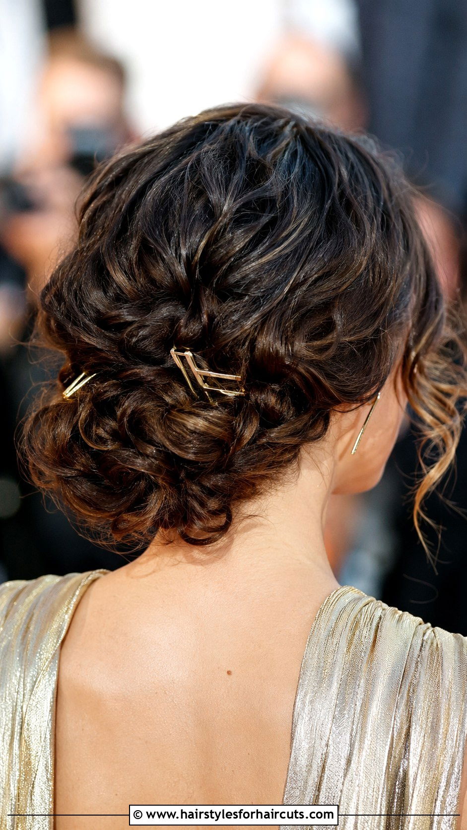 Curly Low Chignon With Gold Clips - 25 curly hairstyles with clips - 25 curly hairstyles with clips