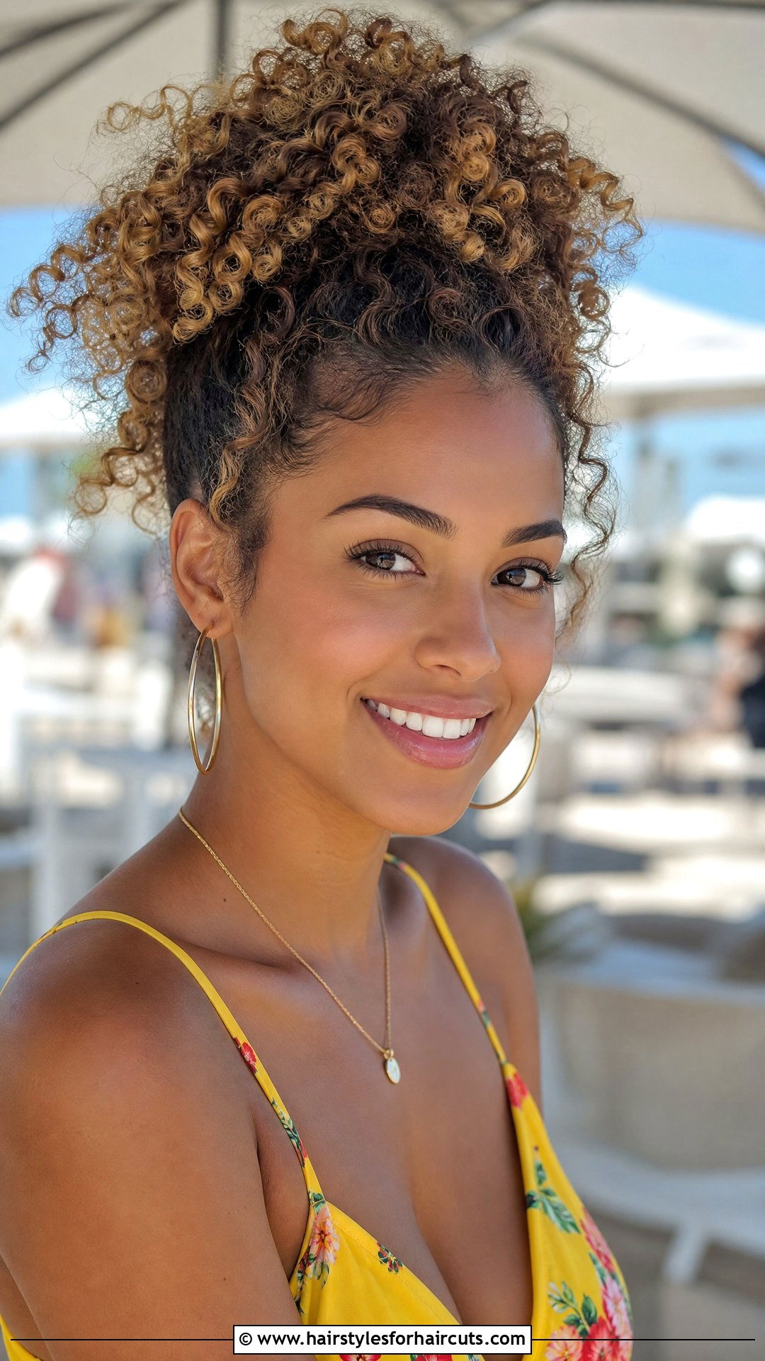 Curly Pineapple Updo - 25 curly hairstyles for wedding guest - 25 curly hairstyles for wedding guest