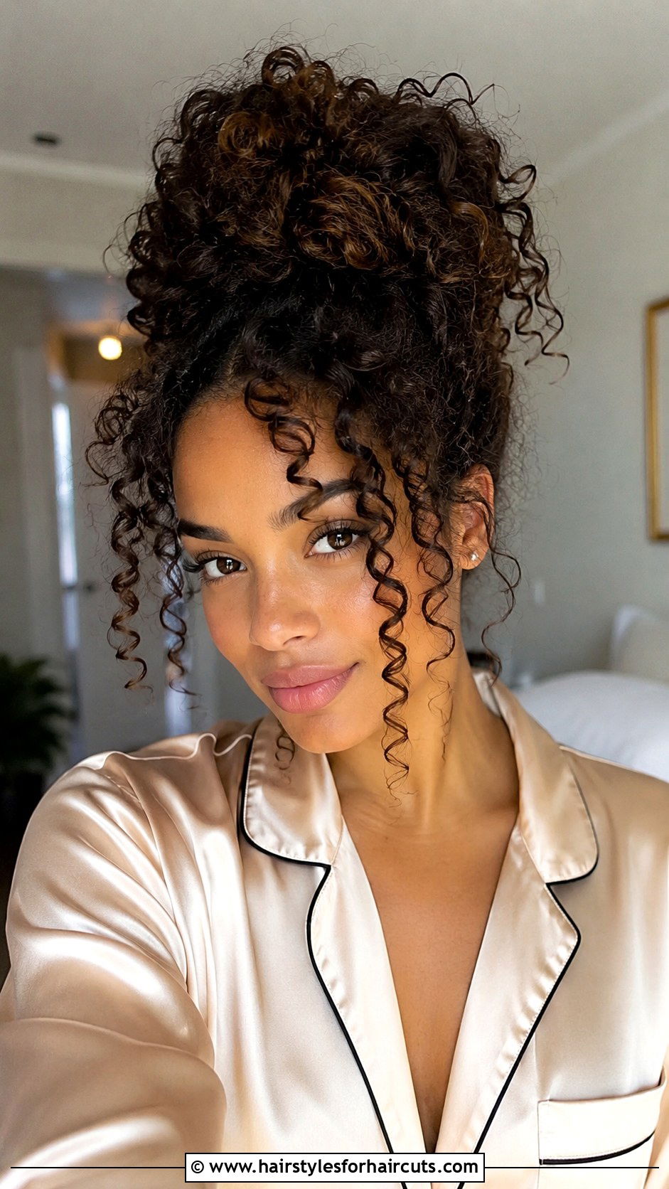 Curly Pineapple Updo - 25 easy hairstyles for curly hair - 25 easy hairstyles for curly hair