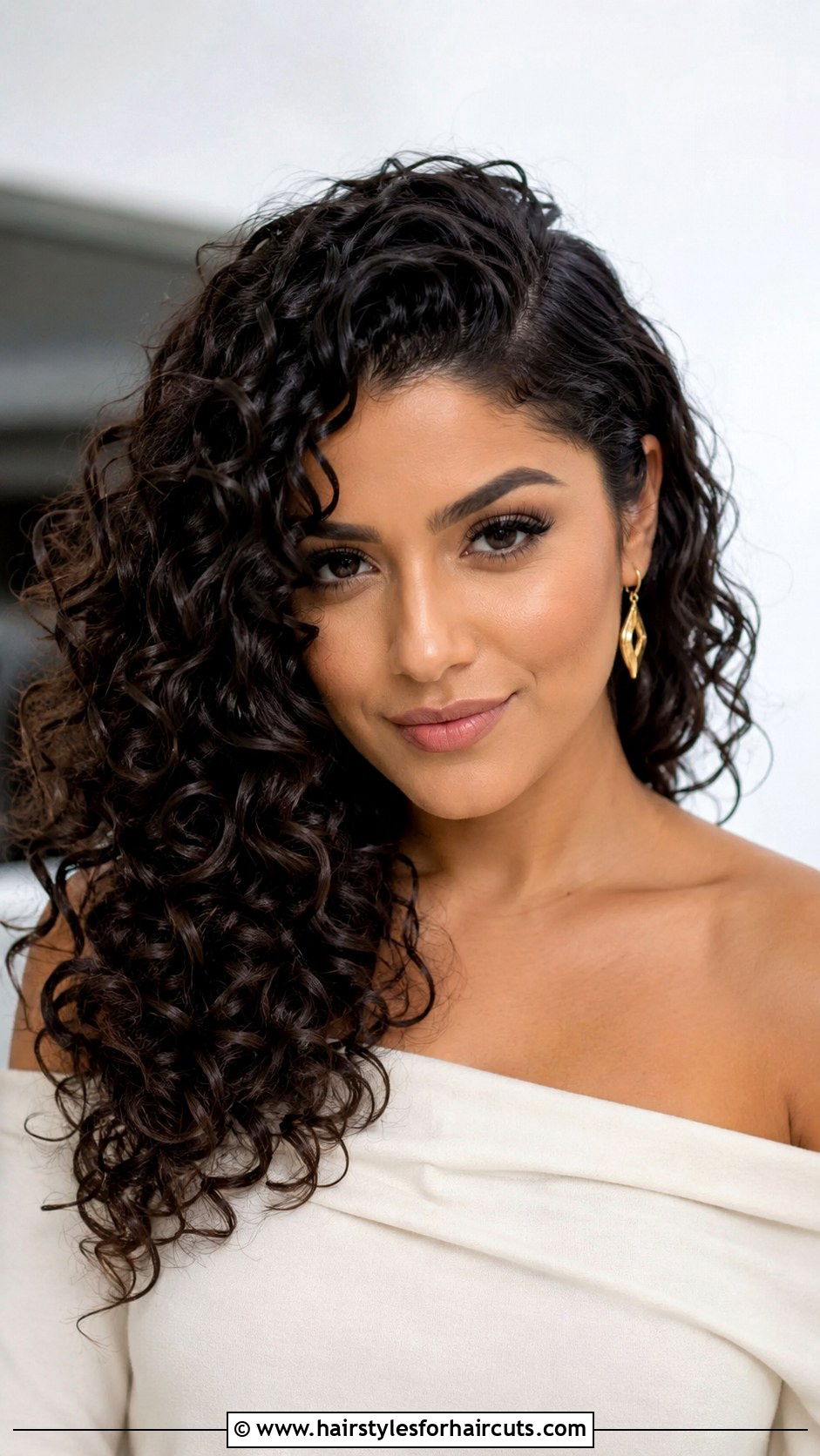 Curly Side Swept Hairstyle - 25 elegant curly hairstyles - 25 elegant curly hairstyles