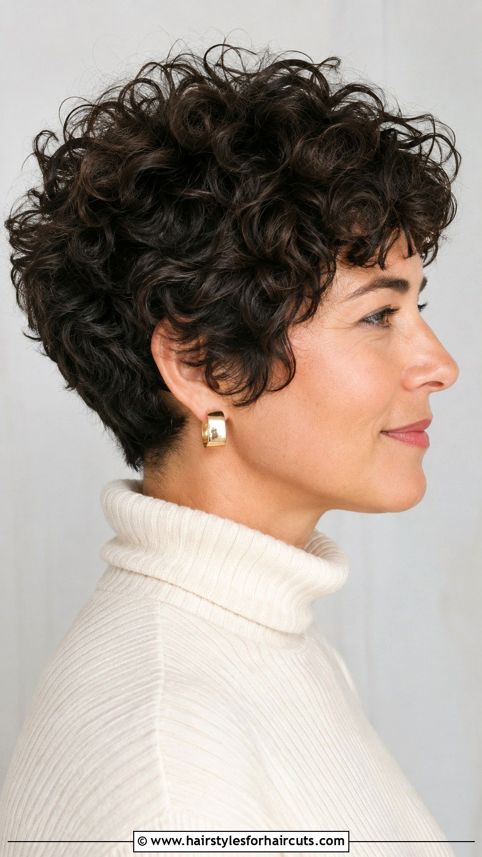 Curly Wedge Haircut - 25 70s hairstyles for curly hair - 25 70s hairstyles for curly hair