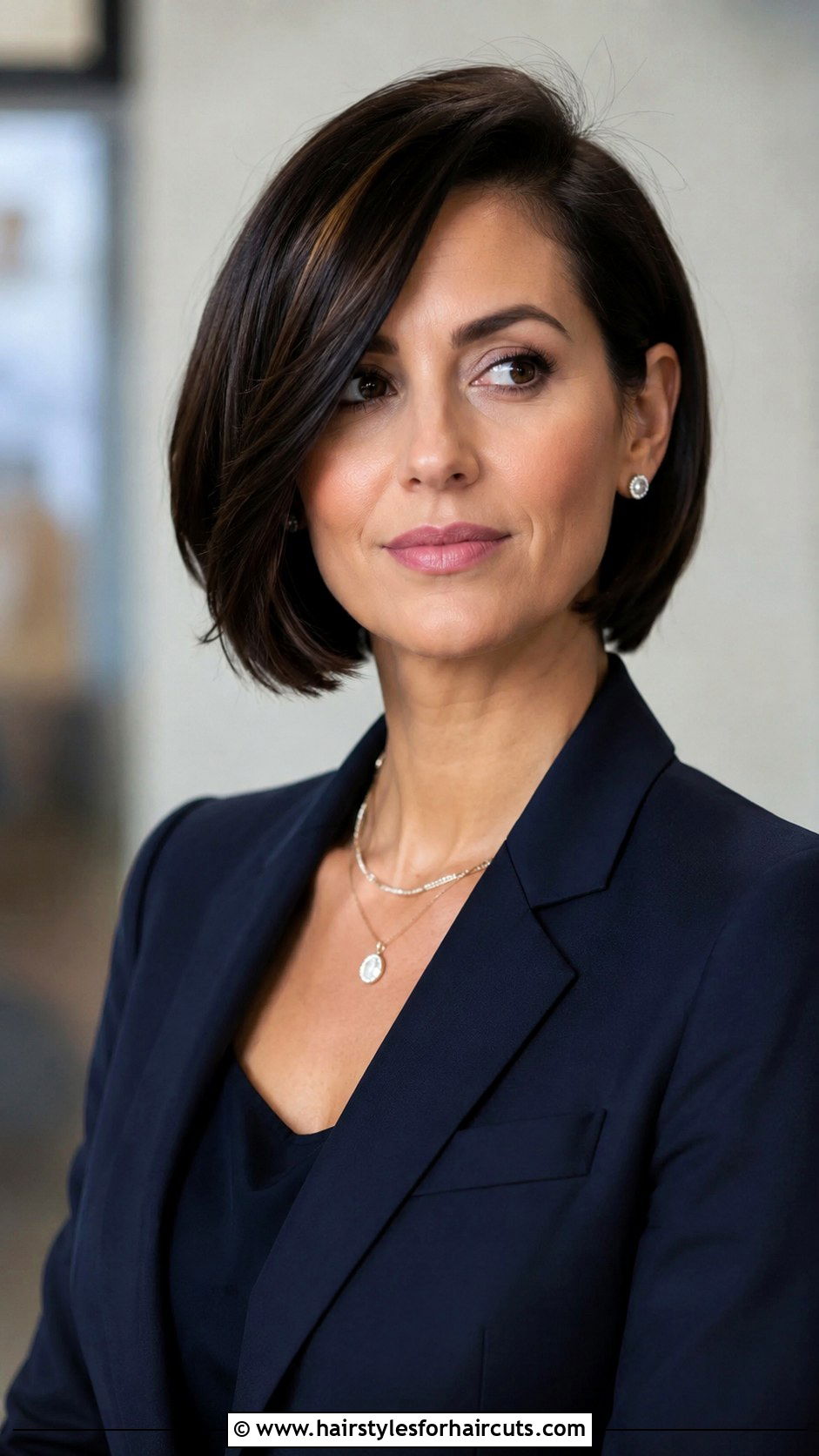 Deep Side Part Bob - 25 haircuts for big heads - 25 haircuts for big heads
