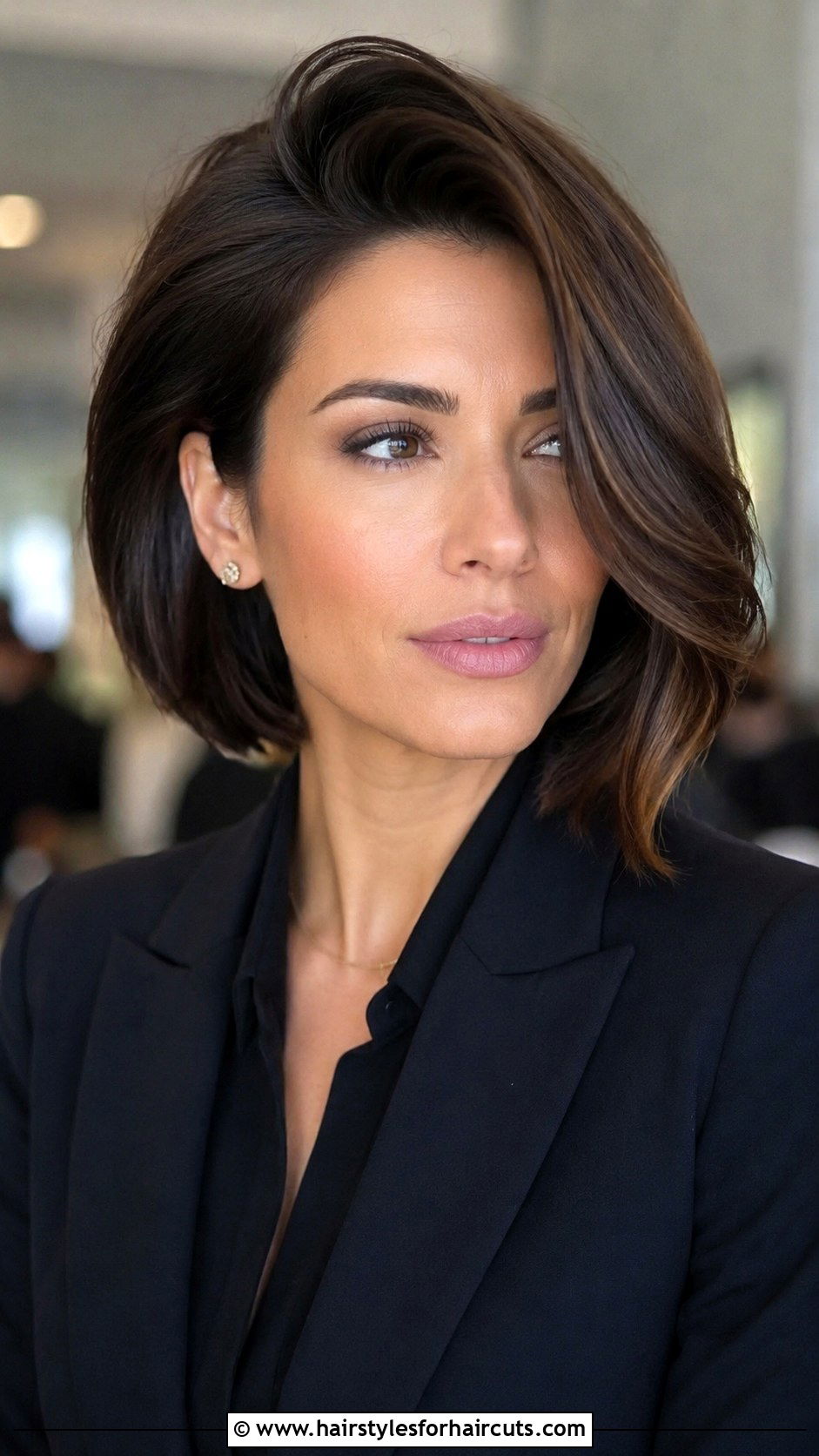Deep Side Part Bob - 25 haircuts for thin hair round face - 25 haircuts for thin hair round face