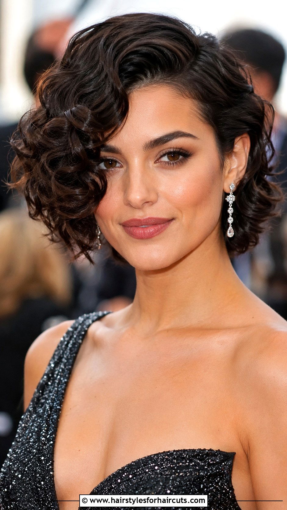 Deep Side Part Curly Bob - 25 cute hairstyles for medium curly hair - 25 cute hairstyles for medium curly hair