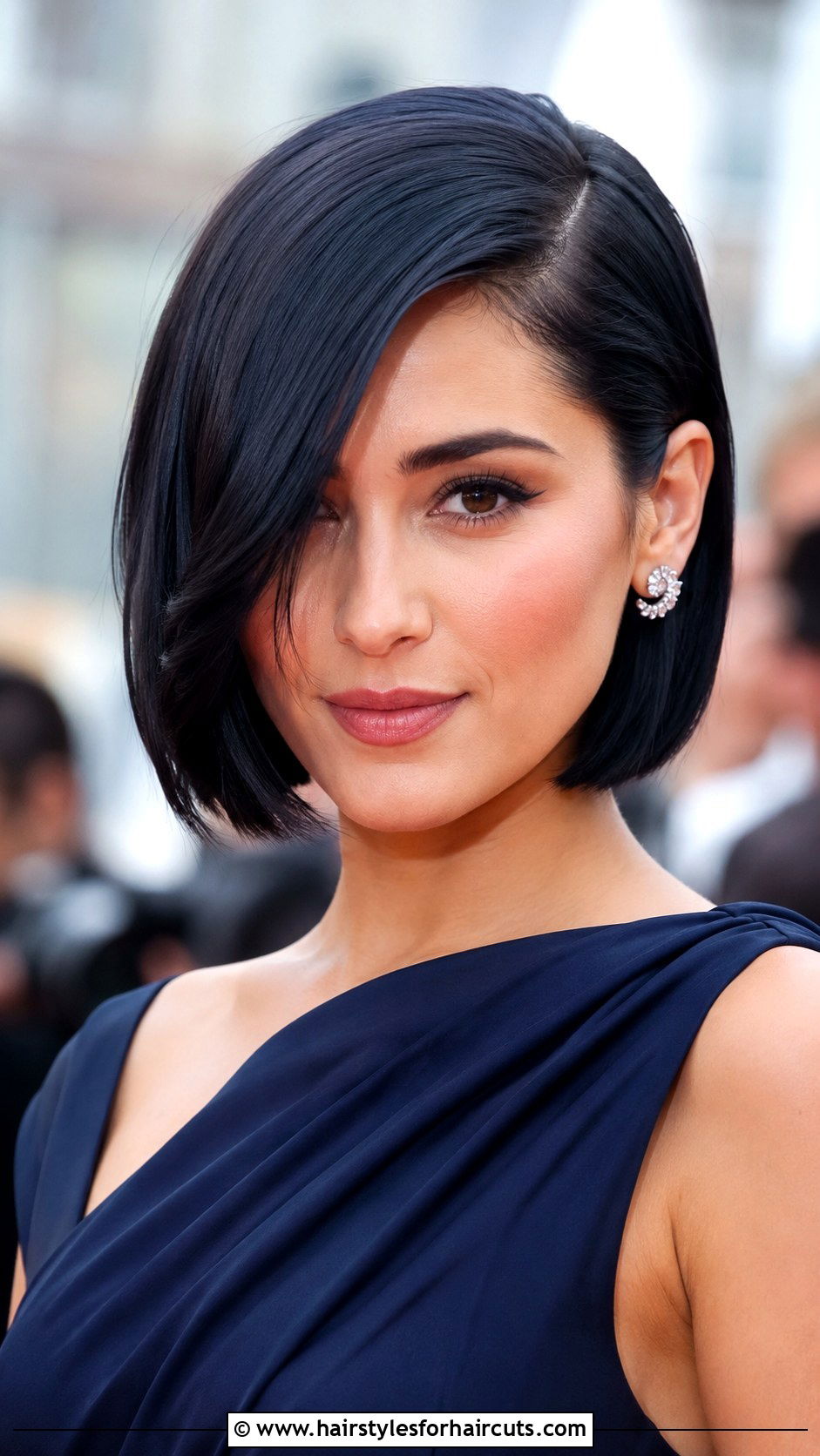 Deep Side Part Sleek Bob - 25 gala hairstyles for short hair - 25 gala hairstyles for short hair