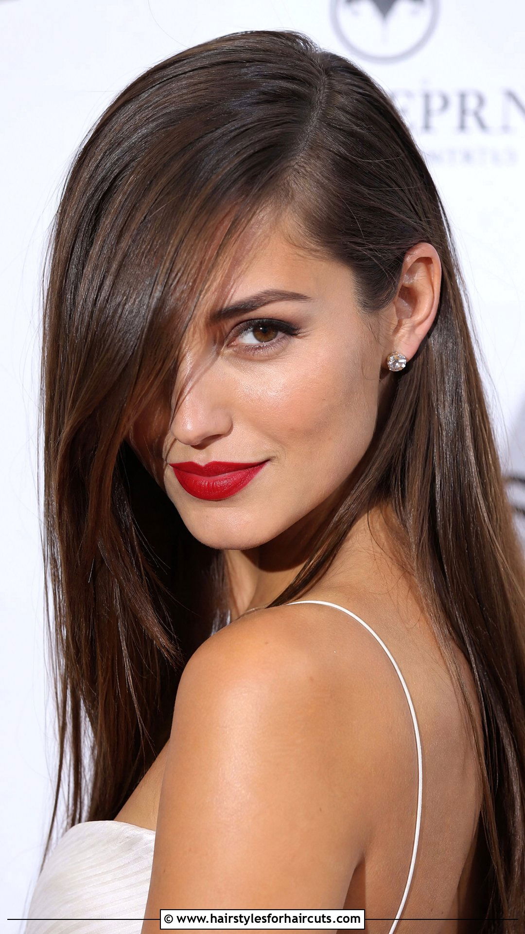 Deep Side Part Swoop For Long Thin Hair - 25 long thin hairstyles for women - 25 long thin hairstyles for women