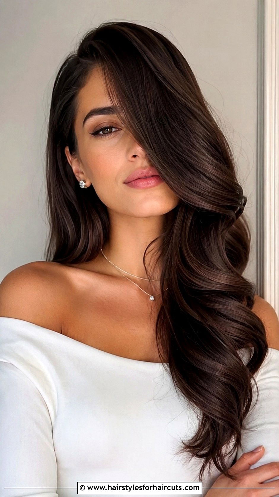 Deep Side Part Wavy Hair - 25 2000s hairstyles - 25 2000s hairstyles