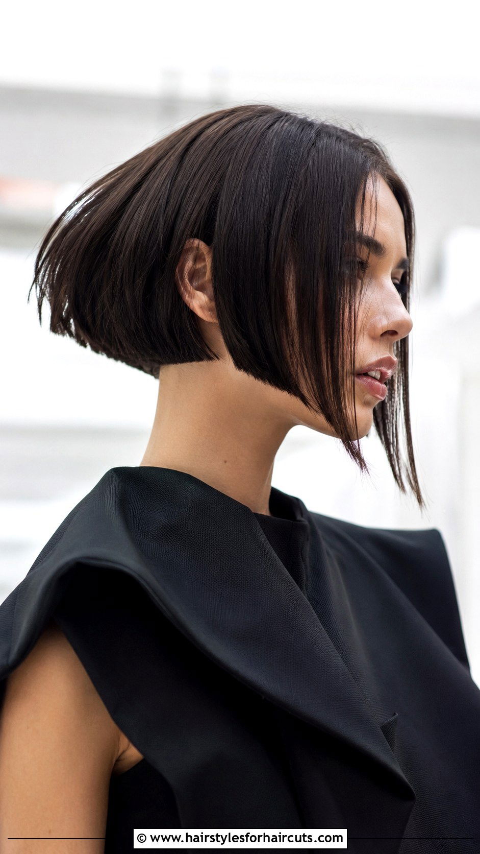 Disconnected Bob Haircut - 25 haircuts for a round face - 25 haircuts for a round face