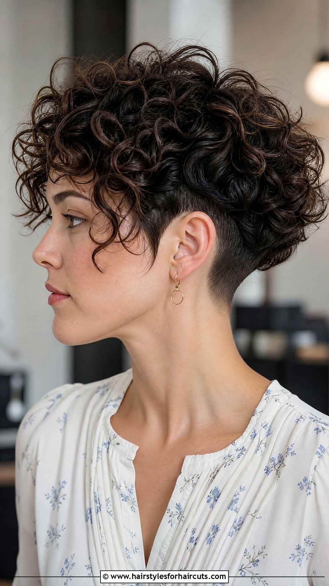 Disconnected Curly Bob - 25 disconnected haircuts - 25 disconnected haircuts