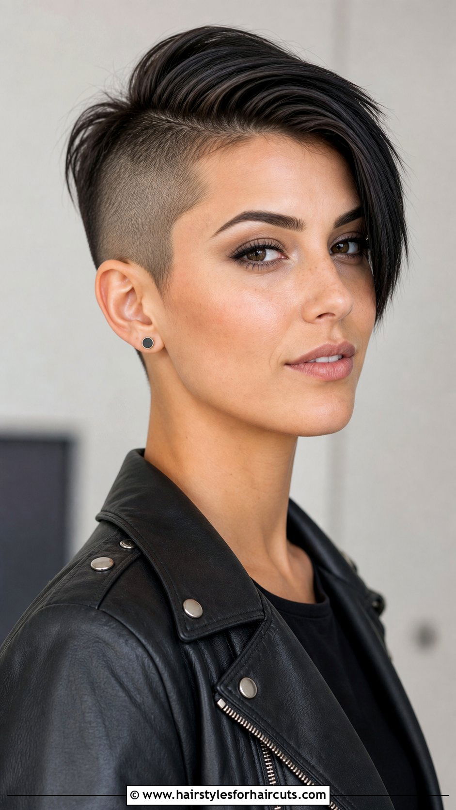 Disconnected Pixie Haircut - 25 haircuts for round faces - 25 haircuts for round faces