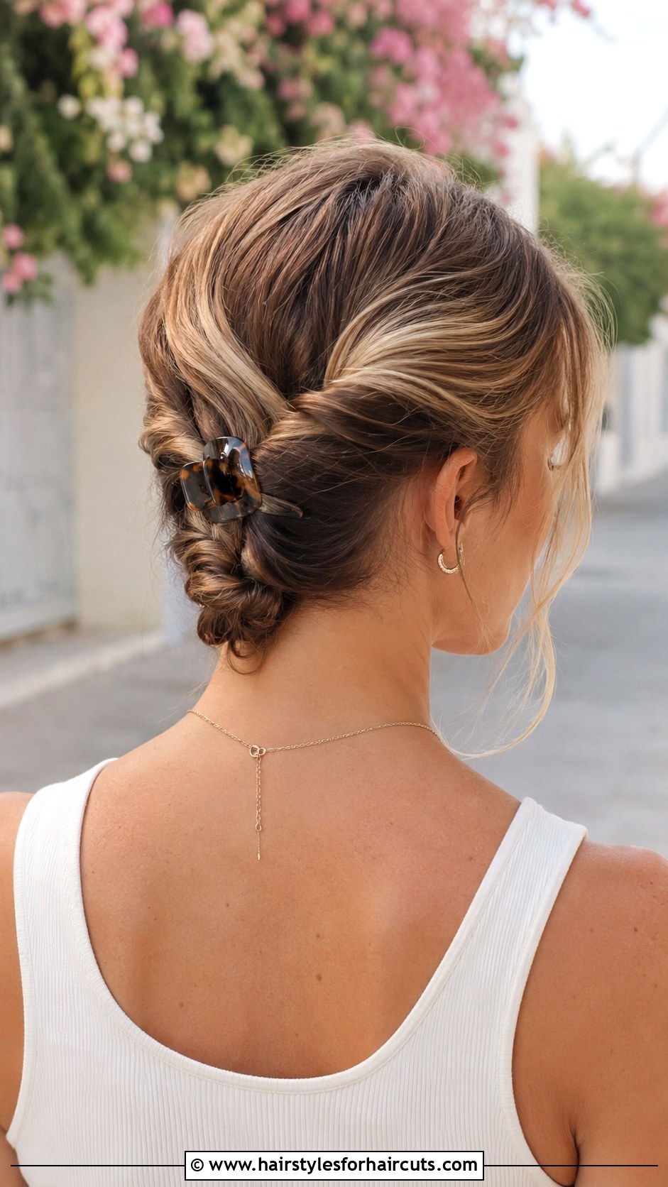 Double Twist Back Short Hair - 25 short hair hairstyles with mini claw clips - 25 short hair hairstyles with mini claw clips