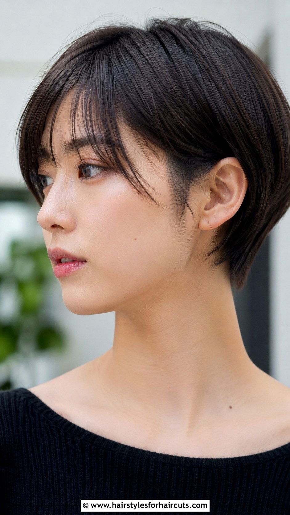 Ear Length Crop Haircut - 25 haircuts for girls with straight hair - 25 haircuts for girls with straight hair