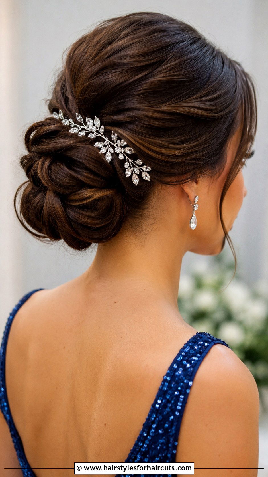 Easy Chignon With Comb - 25 hairstyles without hair tie - 25 hairstyles without hair tie