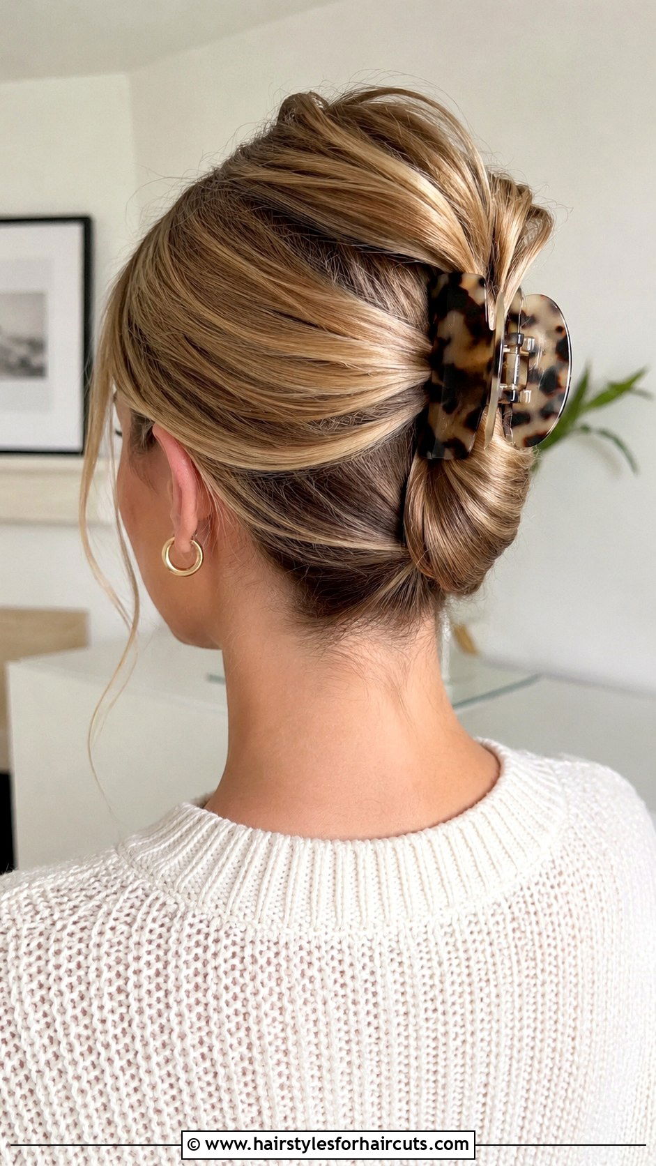 Easy Claw Clip Updo - 25 thanksgiving hairstyles for long hair - 25 thanksgiving hairstyles for long hair