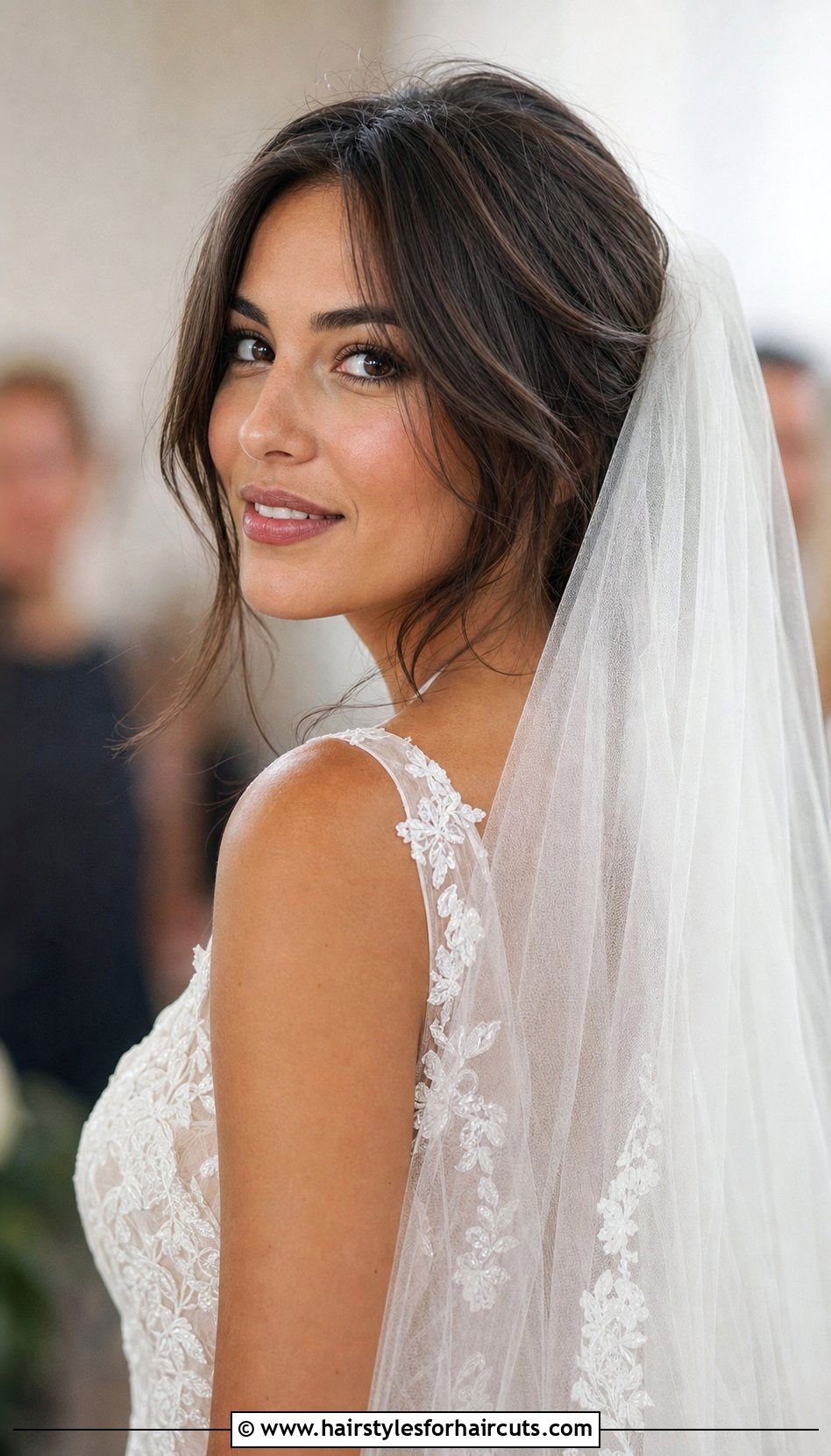 Face Framing Layers With Chapel Length Veil - 25 hair down wedding hairstyles with veil - 25 hair down wedding hairstyles with veil