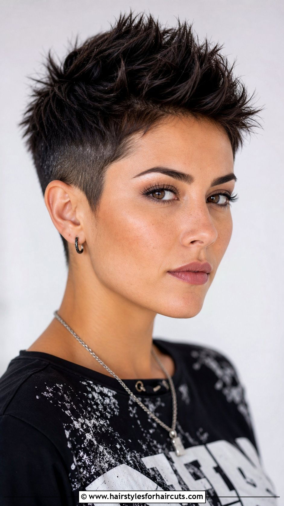 Faux Hawk Pixie Haircut - 25 haircuts for round faces - 25 haircuts for round faces