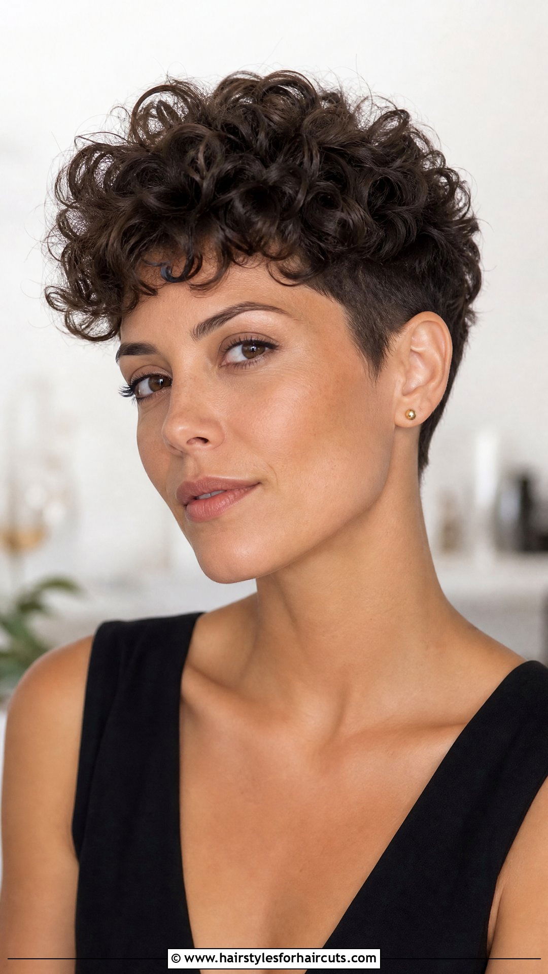 Felicity Cropped Curly Cut - 25 felicity haircuts - 25 felicity haircuts