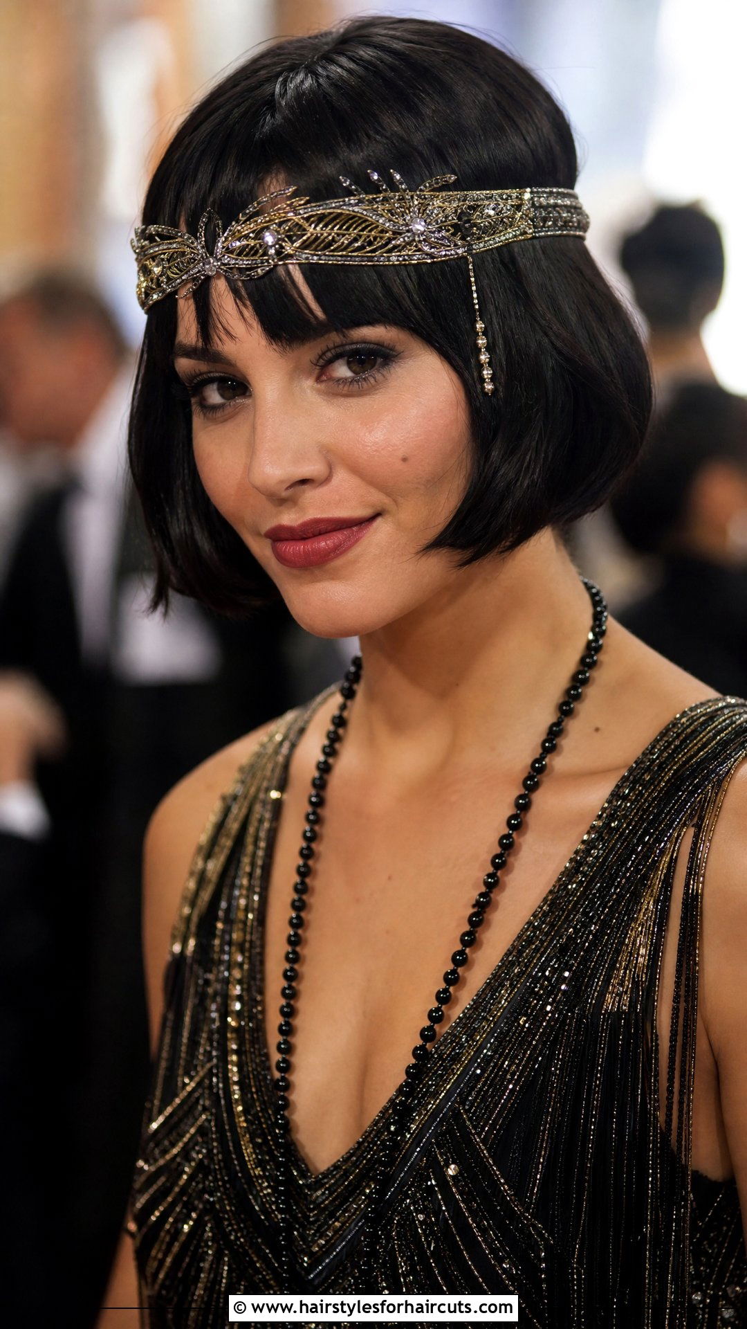 Flapper Bob With Headband - 25 roaring 20s hairstyles for short hair - 25 roaring 20s hairstyles for short hair