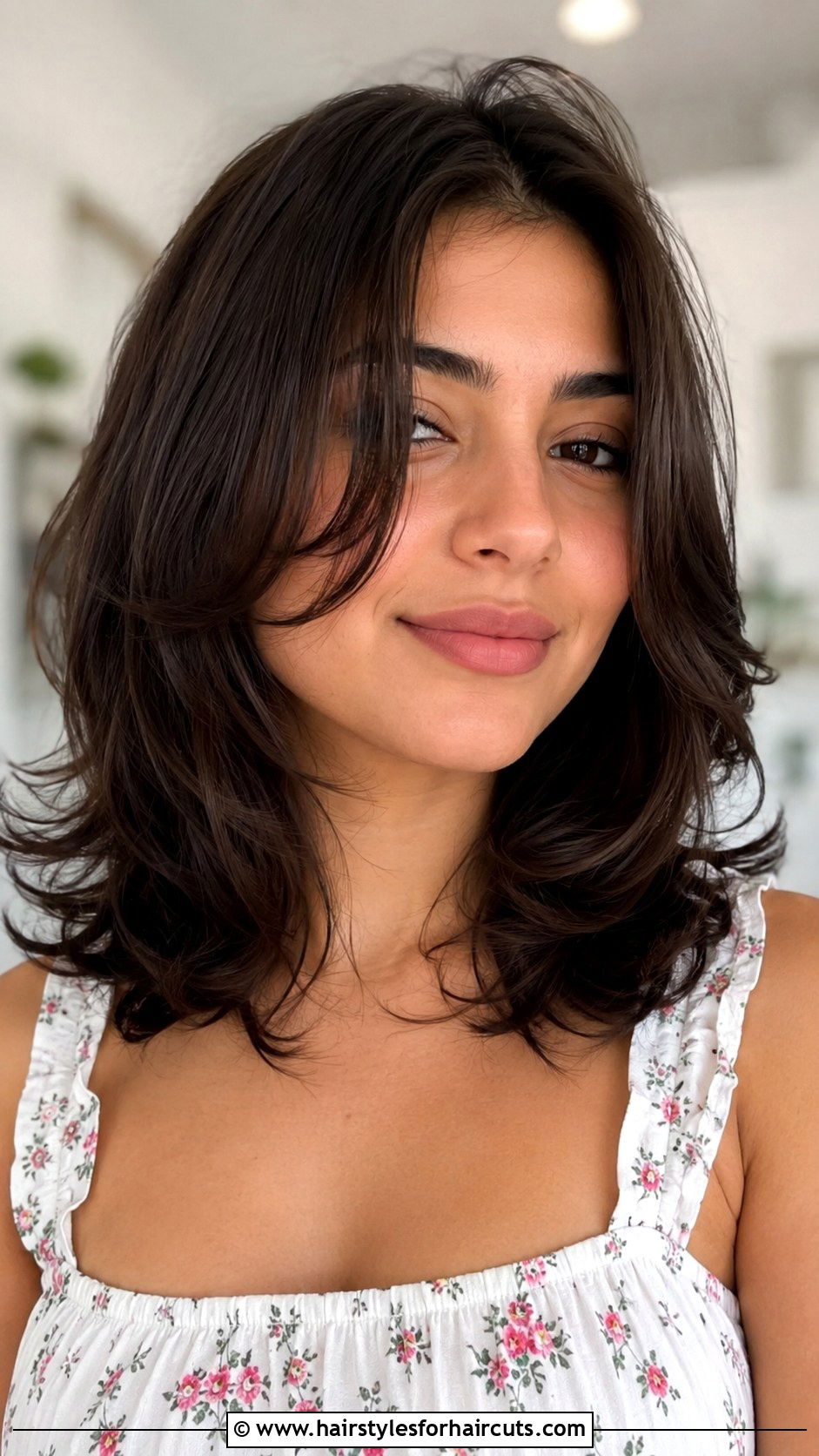 Flippy Bob With Face Framing Layers - 25 short flippy hairstyles for fine hair - 25 short flippy hairstyles for fine hair
