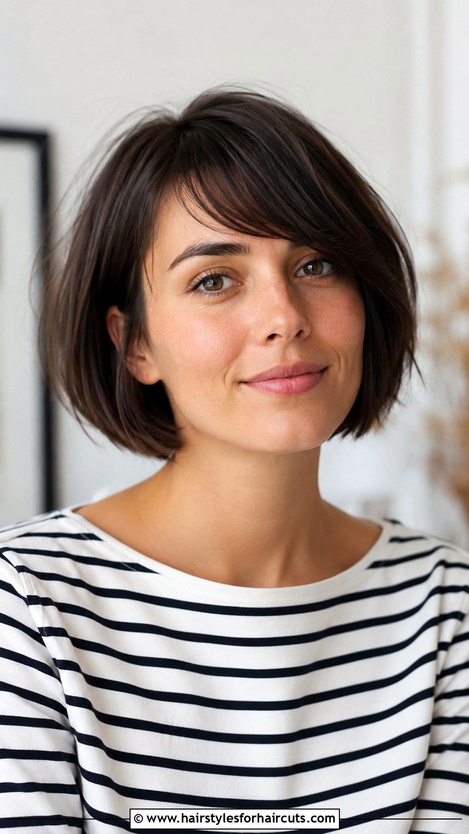 French Bob With Side Sweep - 25 face slimming haircuts - 25 face slimming haircuts