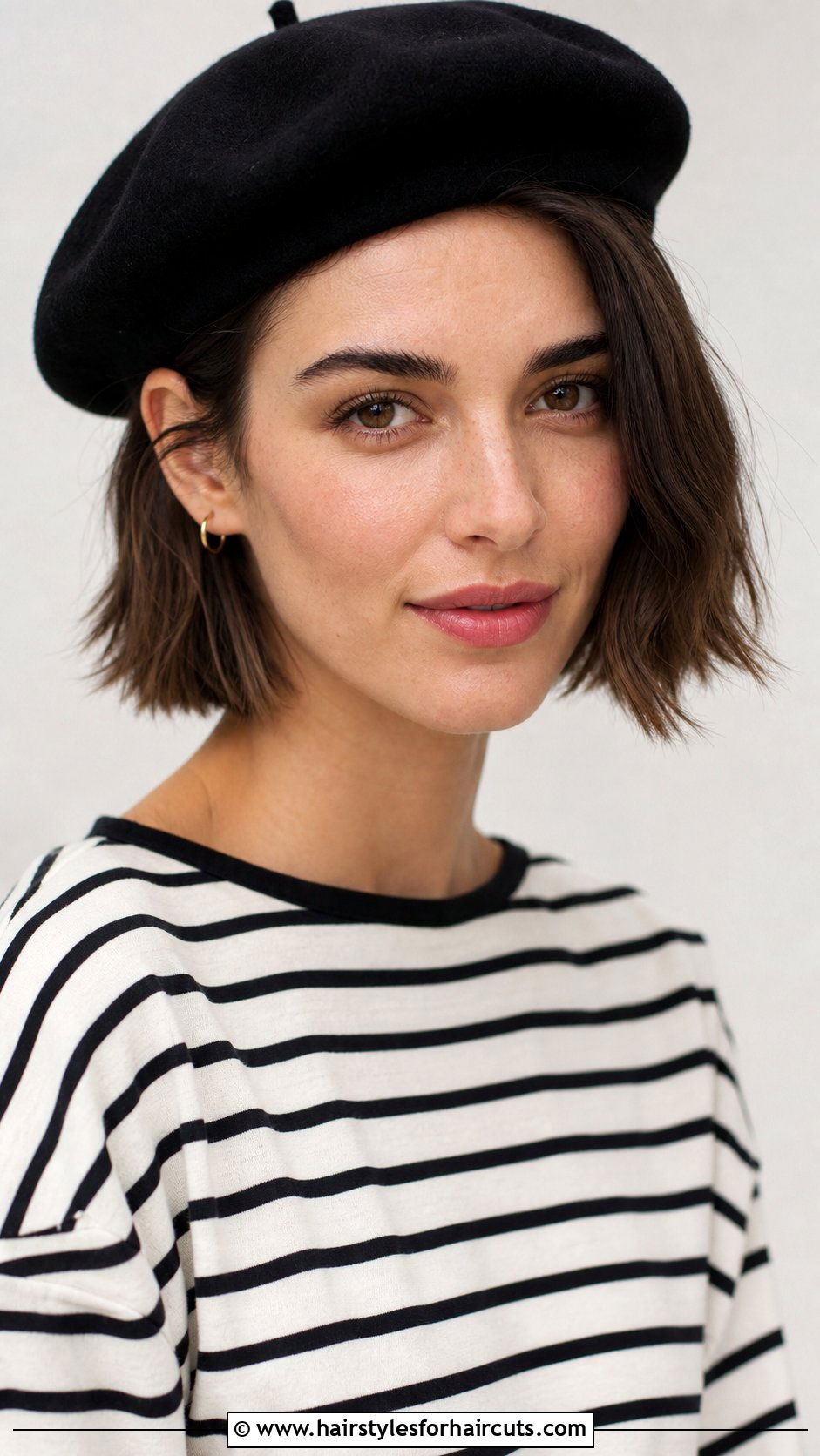 French Tuck Short Bob With Beret - 25 hat hairstyles for short hair - 25 hat hairstyles for short hair