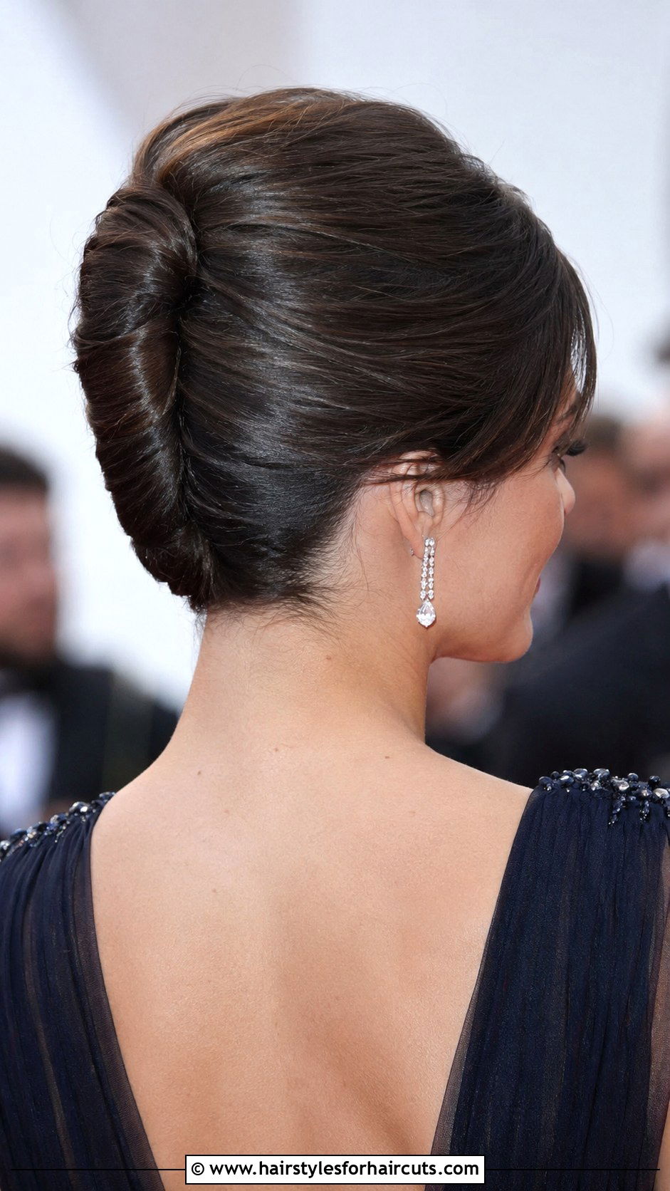 French Twist Low Bun For Short Hair - 25 easy low bun hairstyles for short hair - 25 easy low bun hairstyles for short hair