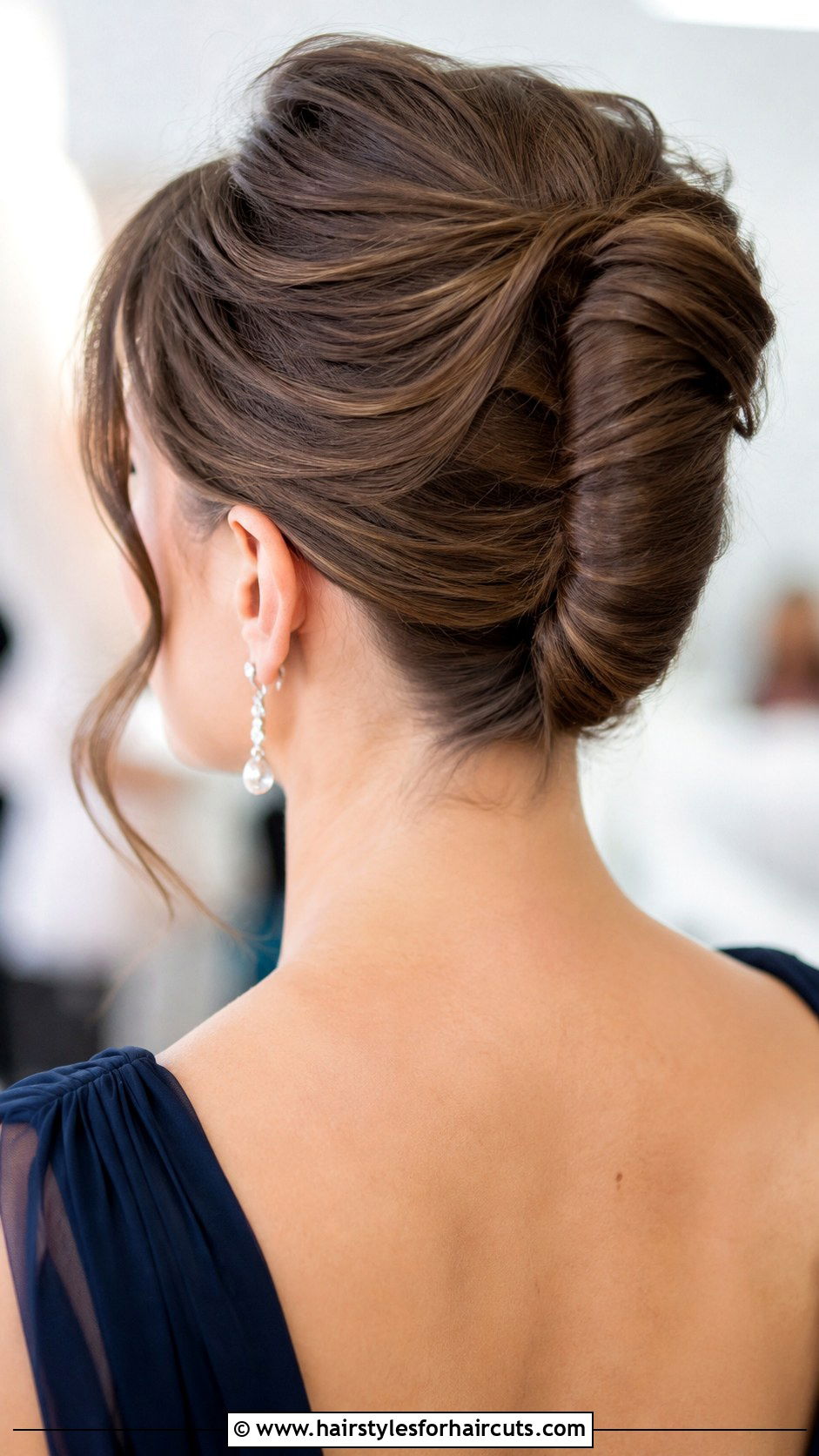 French Twist Updo - 25 easy hairstyles for medium hair no braids - 25 easy hairstyles for medium hair no braids