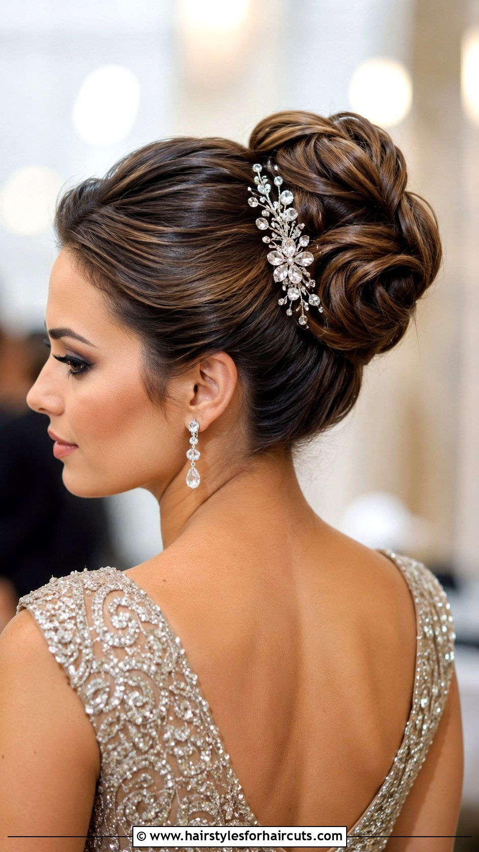 Gatsby Updo With Comb - 25 easy 1920s hairstyles for long hair - 25 easy 1920s hairstyles for long hair