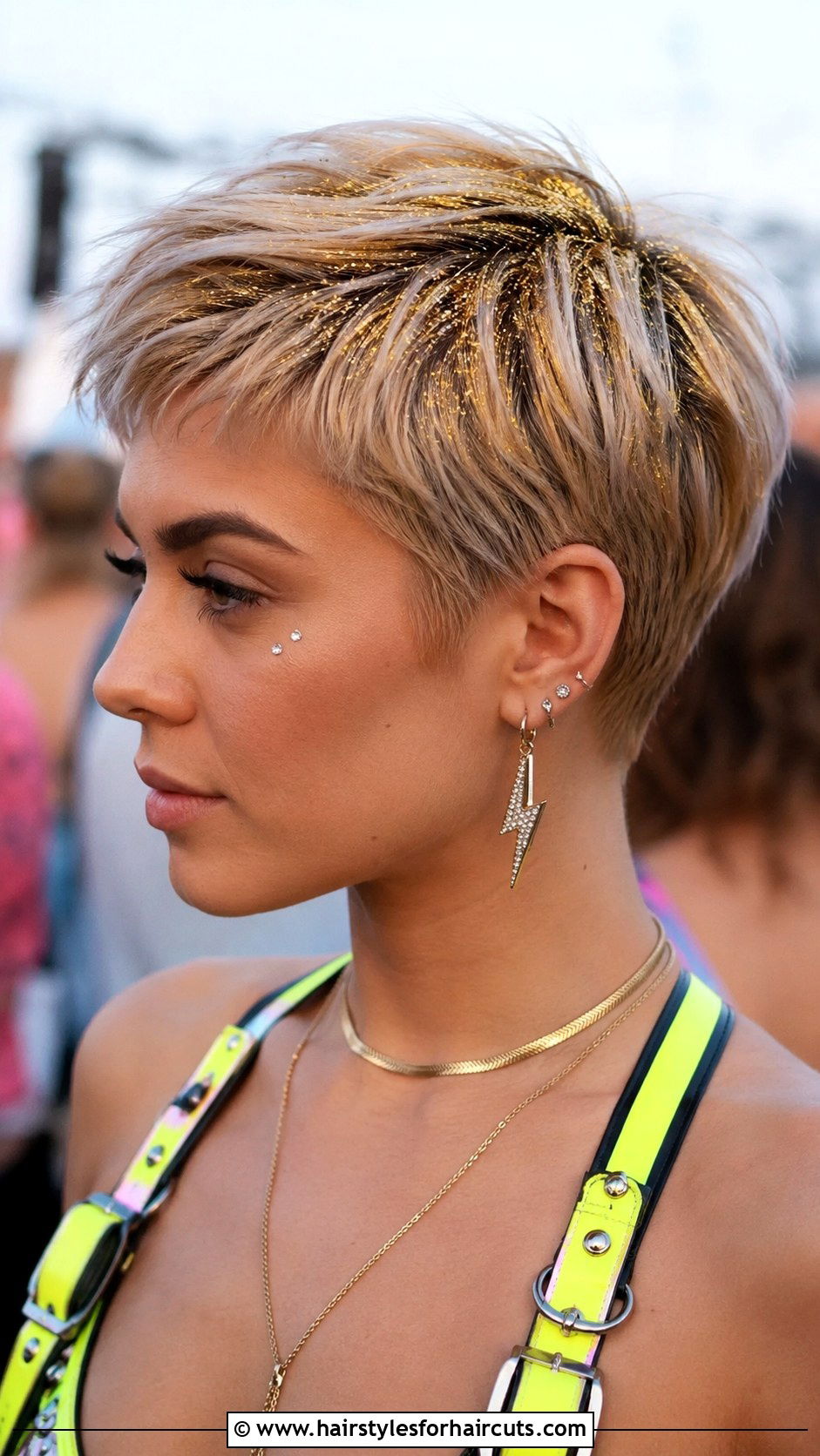 Glitter Roots Pixie Cut - 25 festival hairstyles for short hair - 25 festival hairstyles for short hair