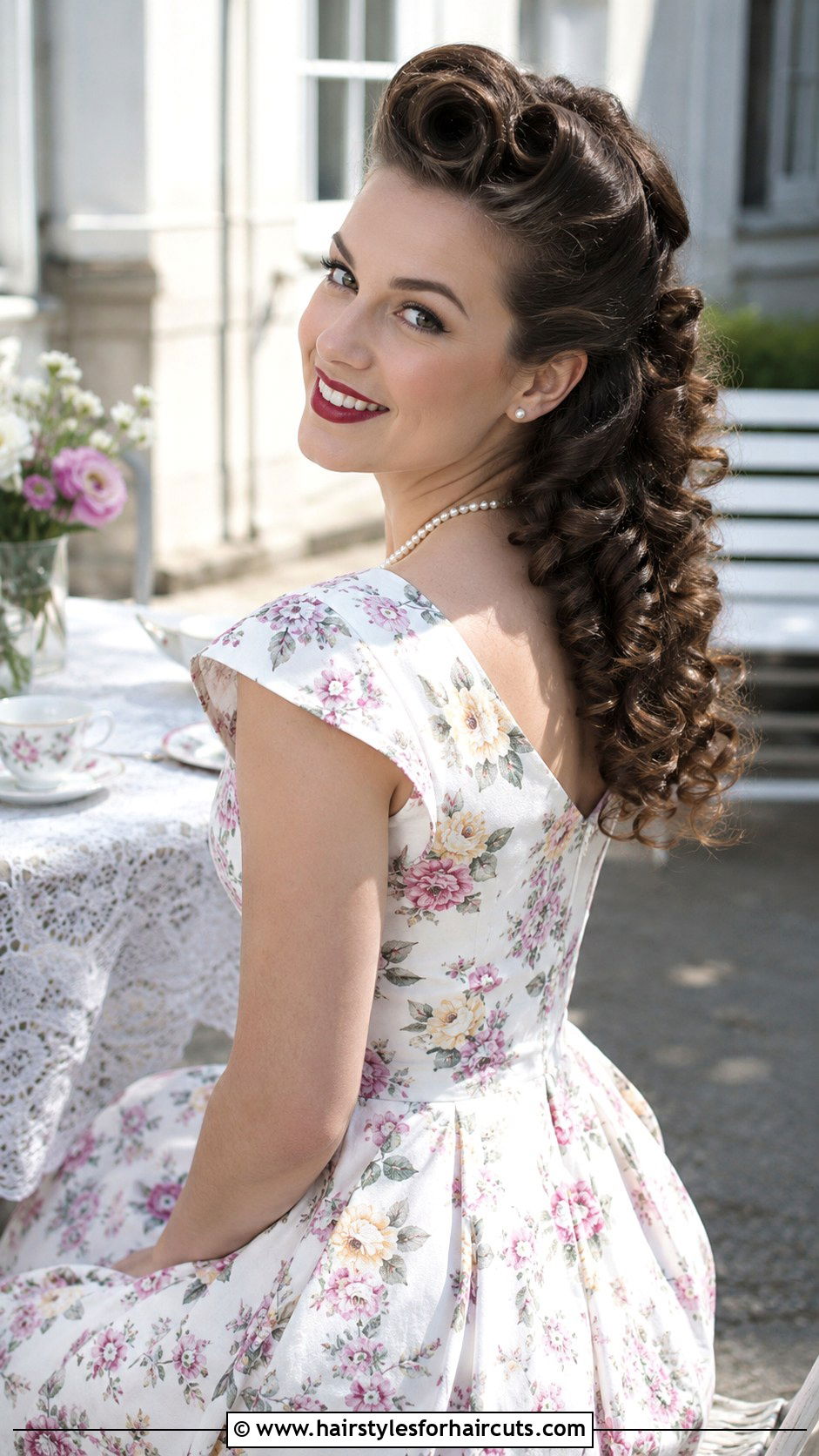 Half Up Half Down Curls - 25 1940s womens hairstyles long hair - 25 1940s womens hairstyles long hair