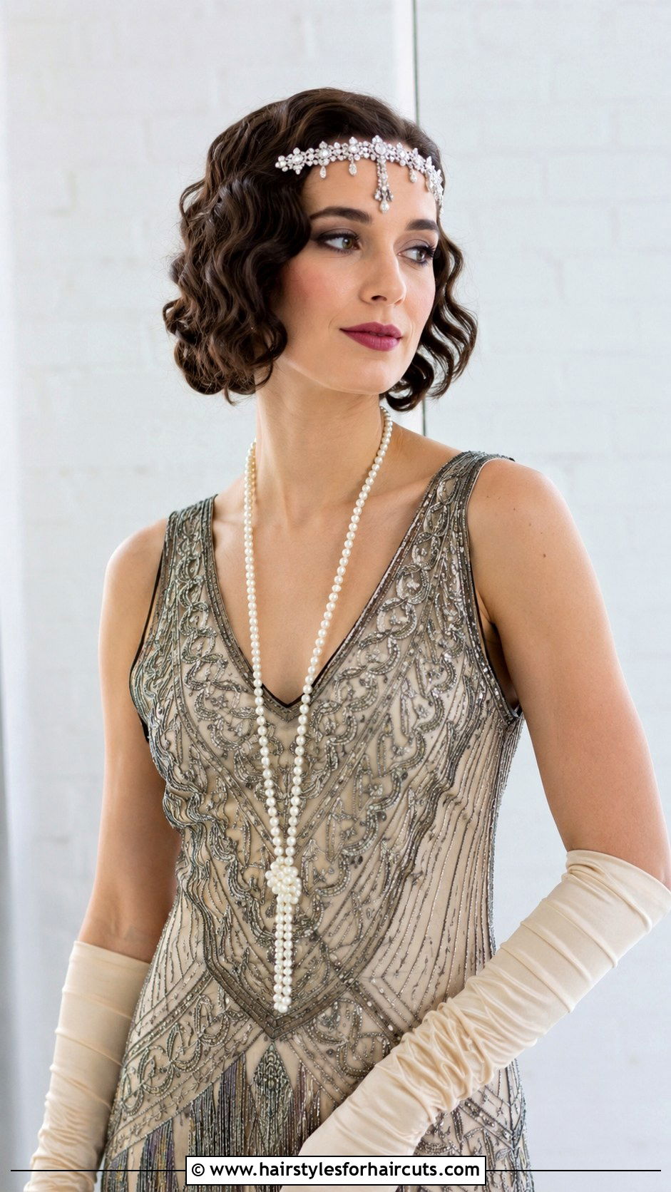 Headband Wavy Bob - 25 1920s hairstyles for medium hair - 25 1920s hairstyles for medium hair