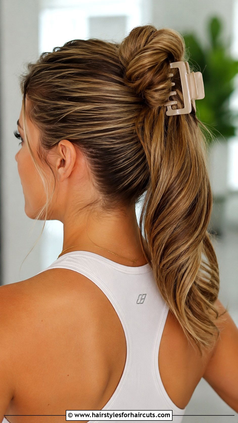 High Twisted Ponytail Claw Clip - 25 claw clips hairstyles for thick hair - 25 claw clips hairstyles for thick hair