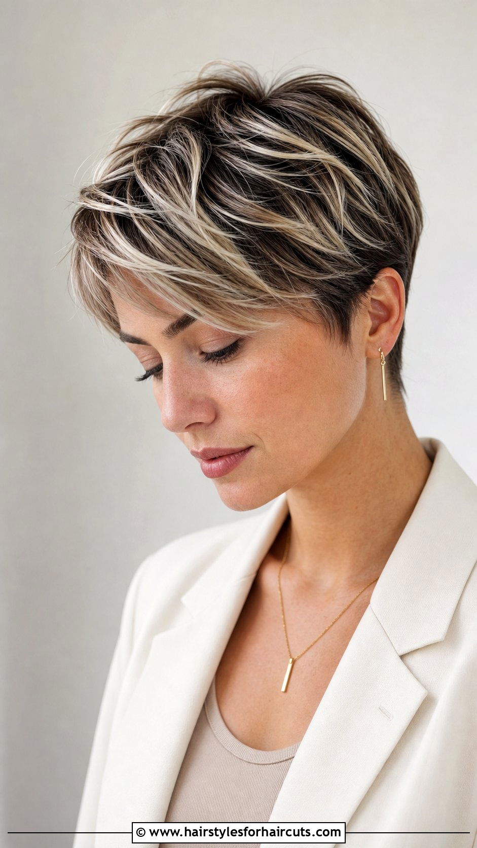 Icy Blonde Highlights On Brown Pixie Cut - 25 highlight hairstyles for brown hair - 25 highlight hairstyles for brown hair