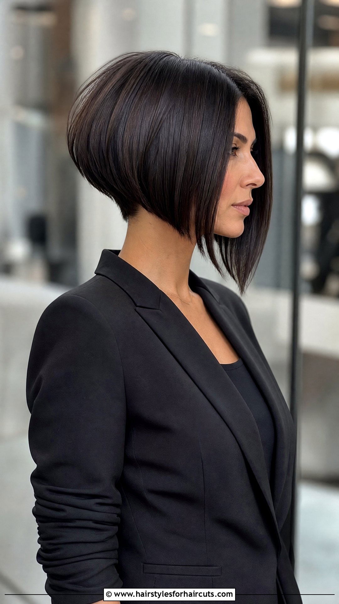 Inverted Bob - 25 haircuts for fine straight hair women - 25 haircuts for fine straight hair women