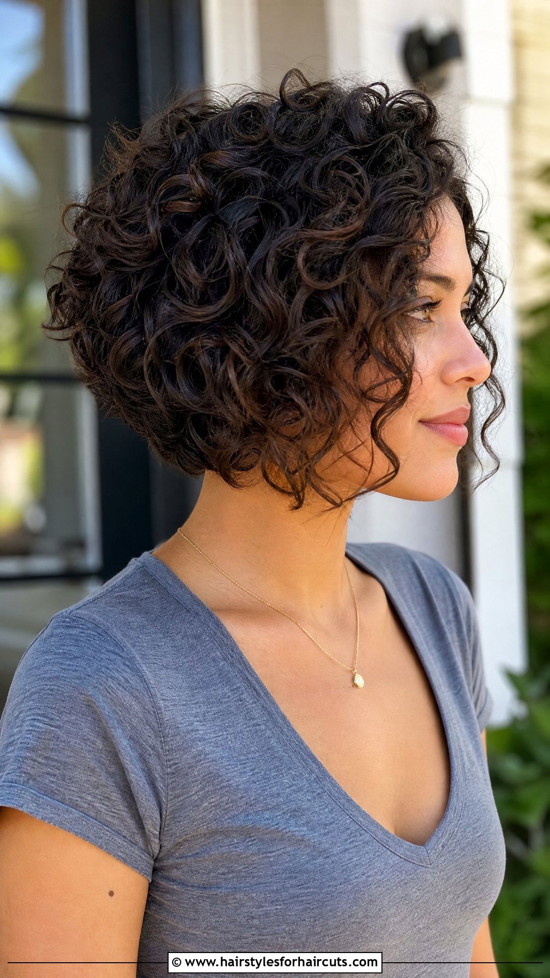 Inverted Bob For Curly Hair - 25 best haircuts for curly frizzy hair - 25 best haircuts for curly frizzy hair