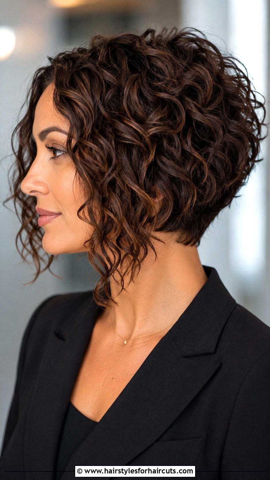Inverted Bob For Curly Hair - 25 medium haircuts for women with curly hair - 25 medium haircuts for women with curly hair