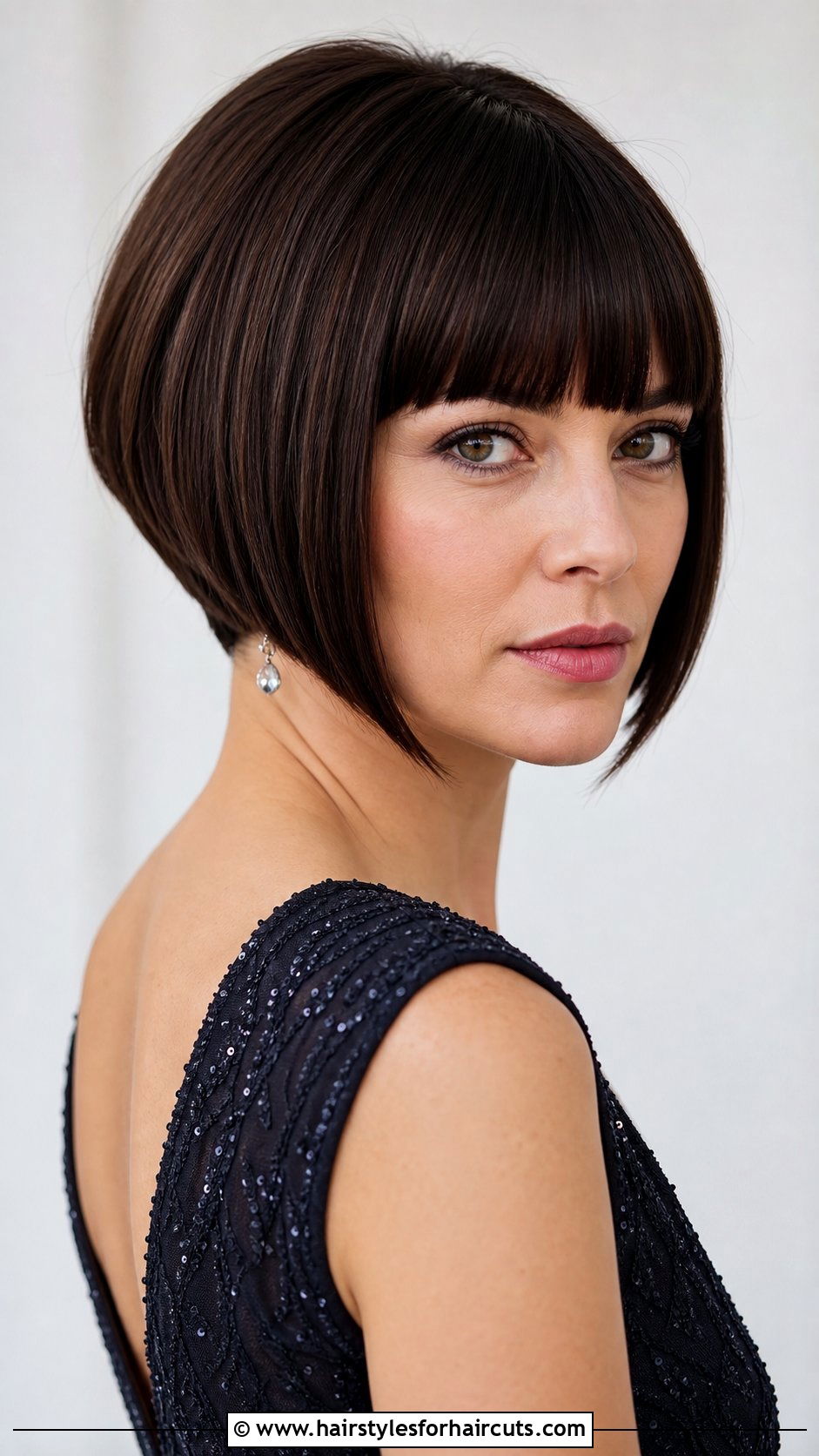 Inverted Bob Haircut With Straight Bangs - 25 haircuts styles for women with bangs - 25 haircuts styles for women with bangs