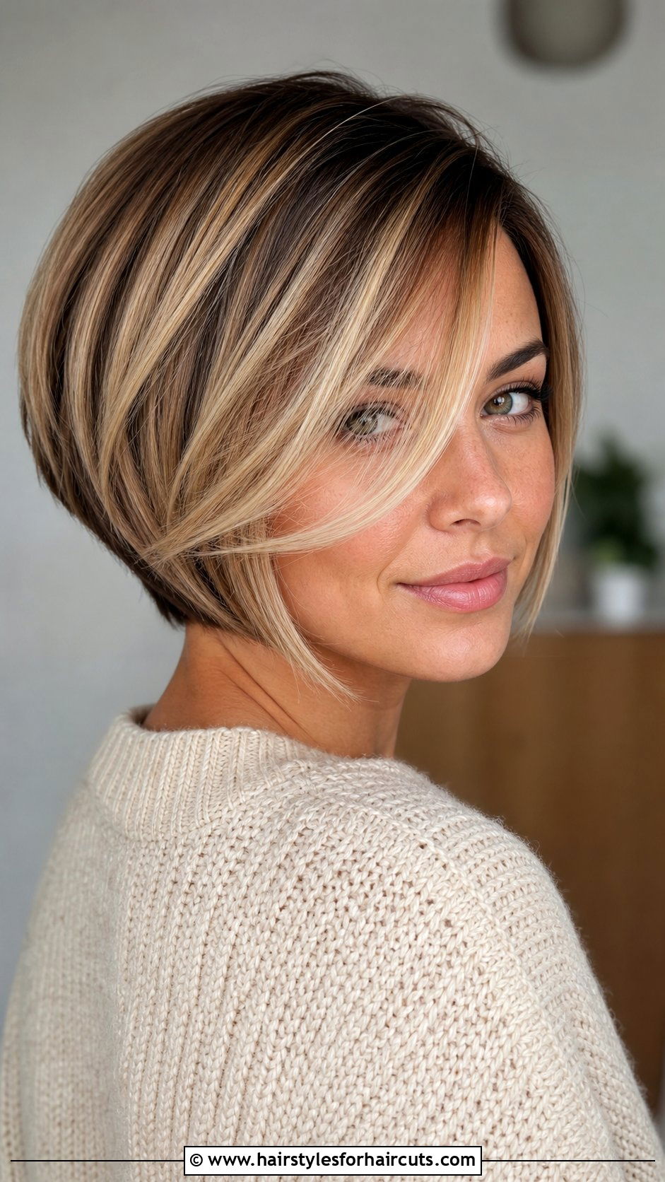 Inverted Bob With Side Swept Bangs - 25 bob haircuts with bangs for thin hair - 25 bob haircuts with bangs for thin hair