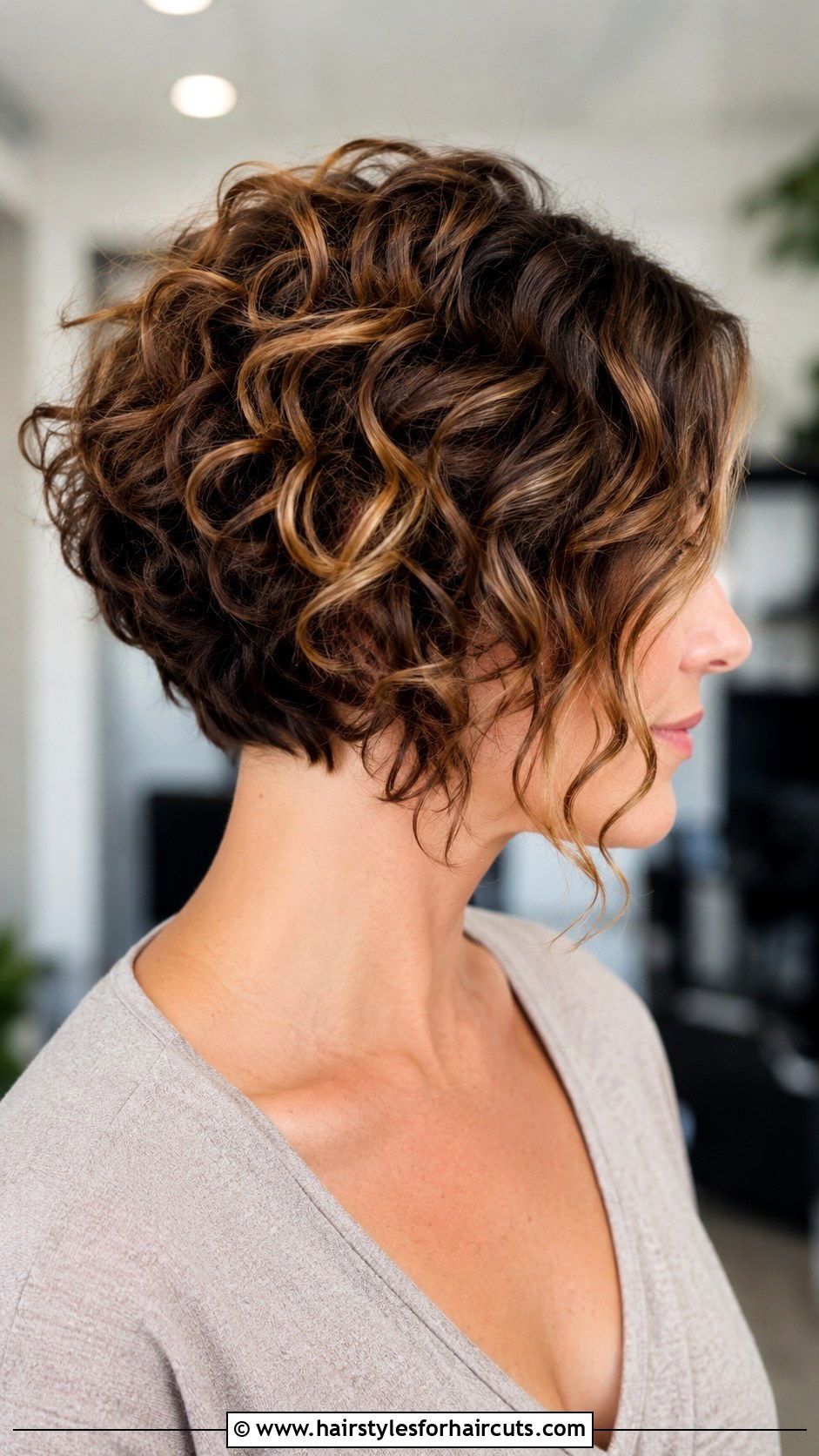 Inverted Curly Bob - 25 curly hairstyles - 25 curly hairstyles
