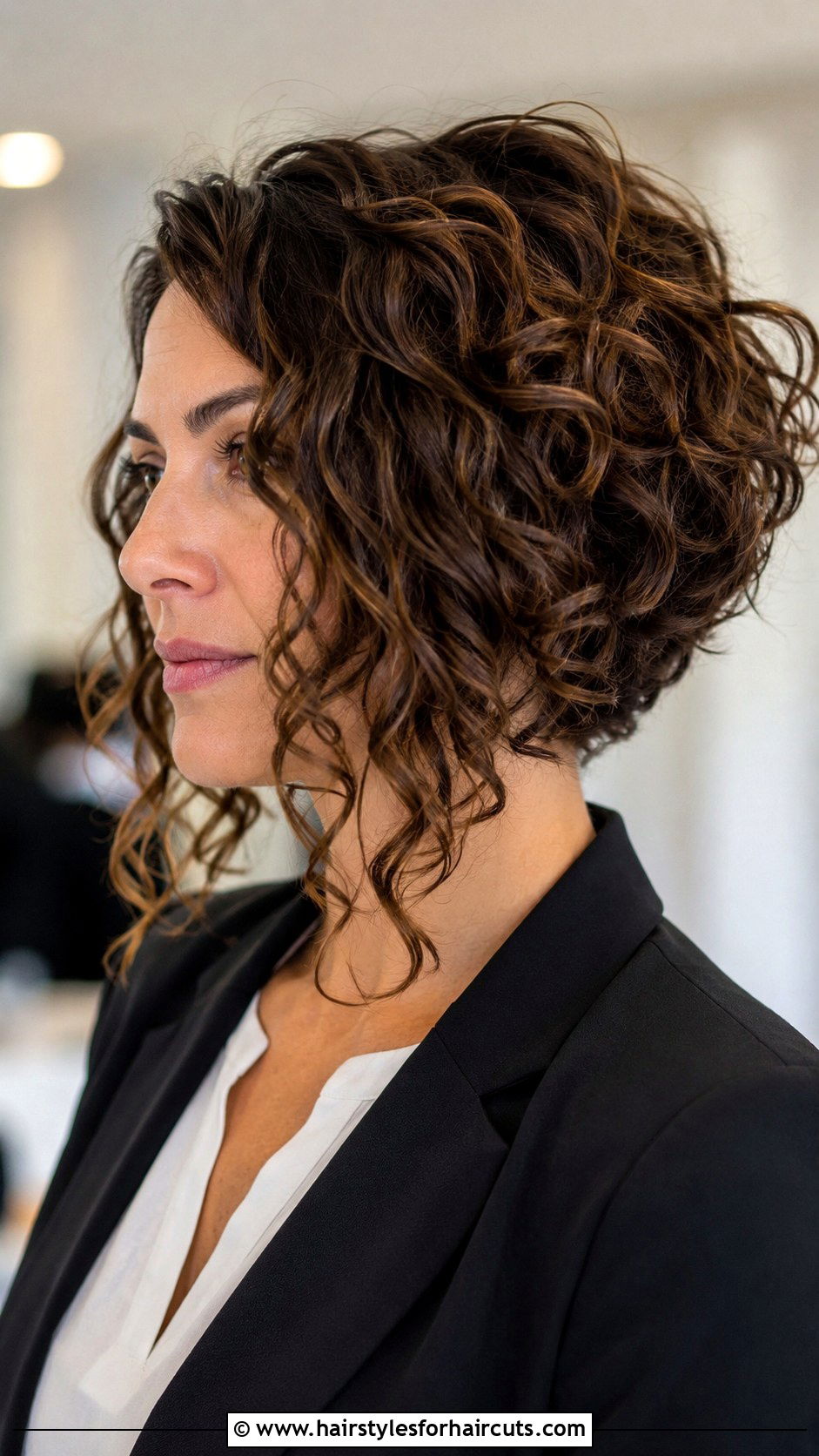 Inverted Curly Bob - 25 curly hairstyles shoulder length hair - 25 curly hairstyles shoulder length hair