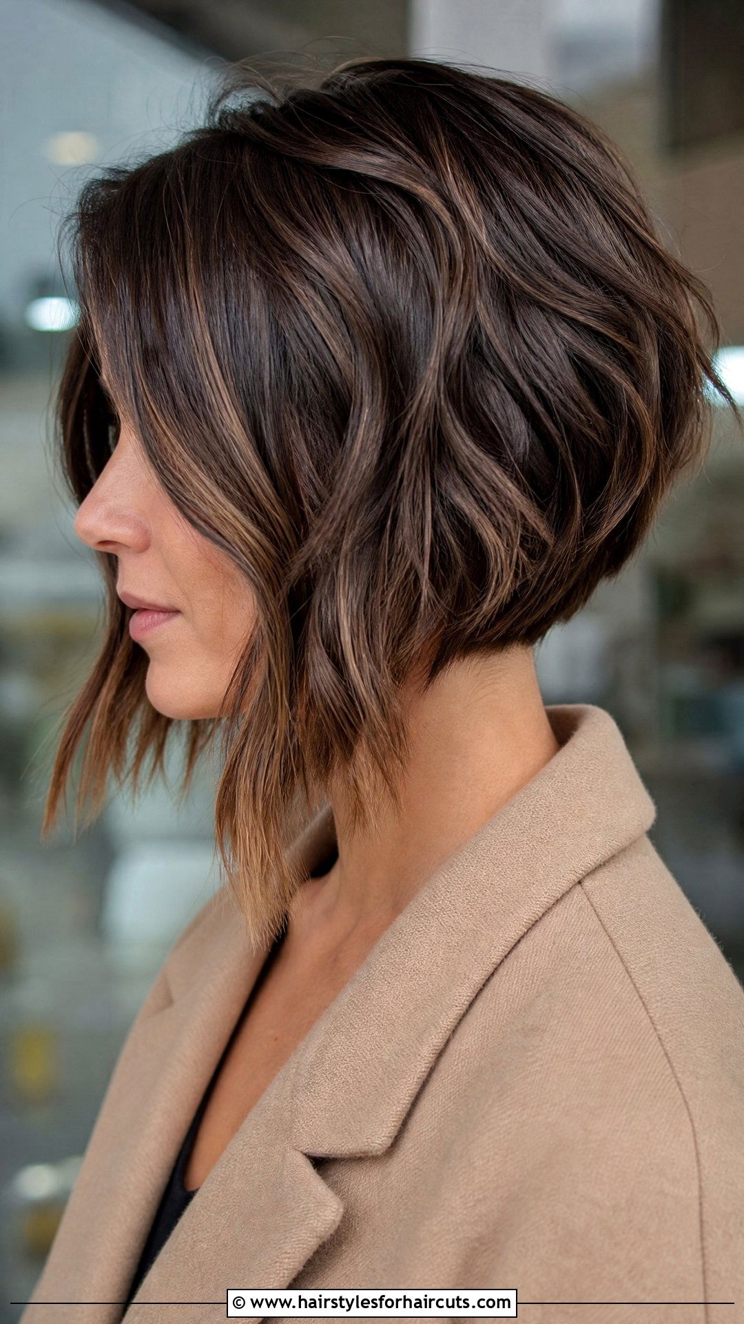 Inverted Wavy Bob Haircut - 25 best haircuts for round face wavy hair - 25 best haircuts for round face wavy hair