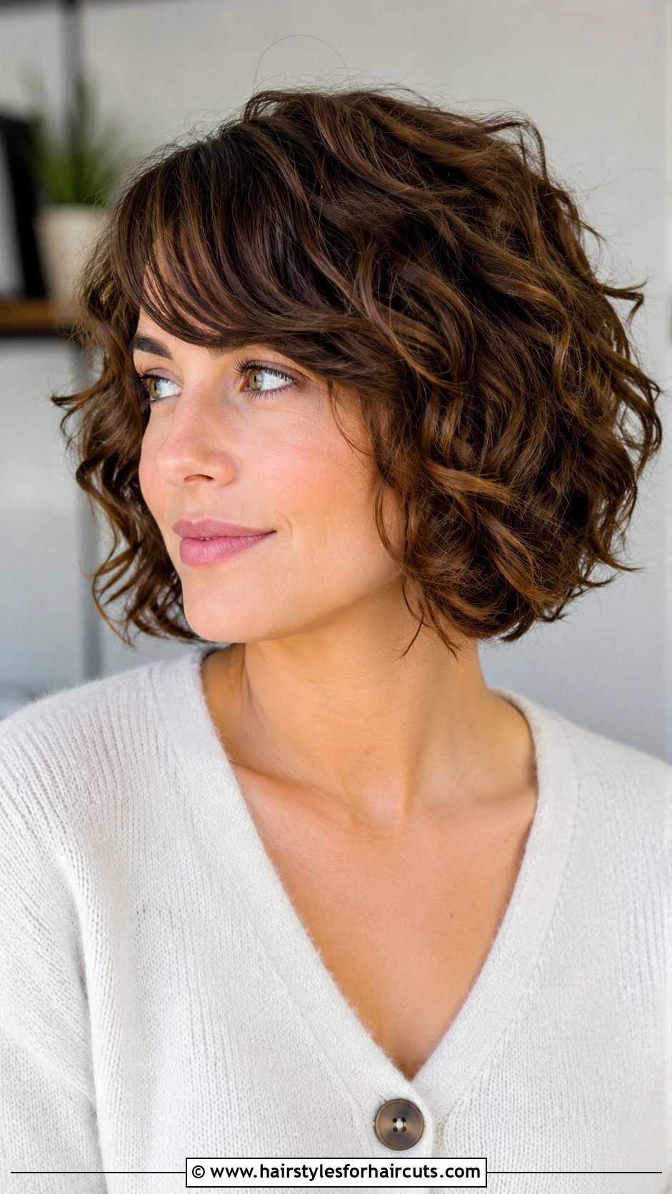 Layered Curly Bob With Side Bangs - 25 curly haircuts in layers - 25 curly haircuts in layers
