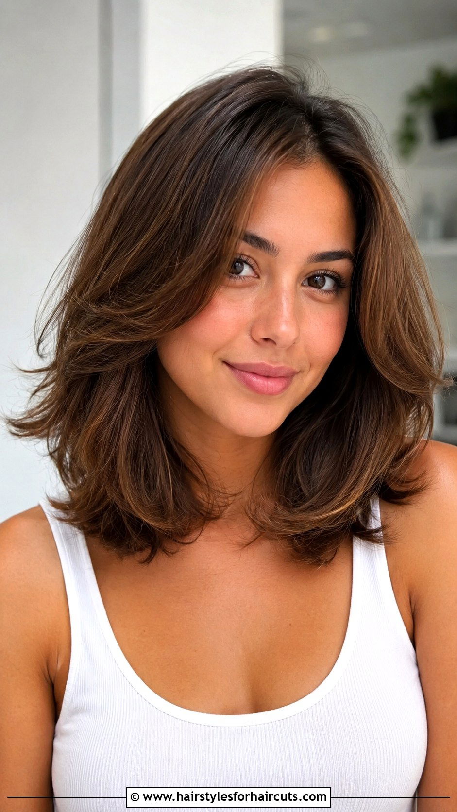 Layered Medium Haircut For Oval Face - 25 haircuts olaces - 25 haircuts olaces