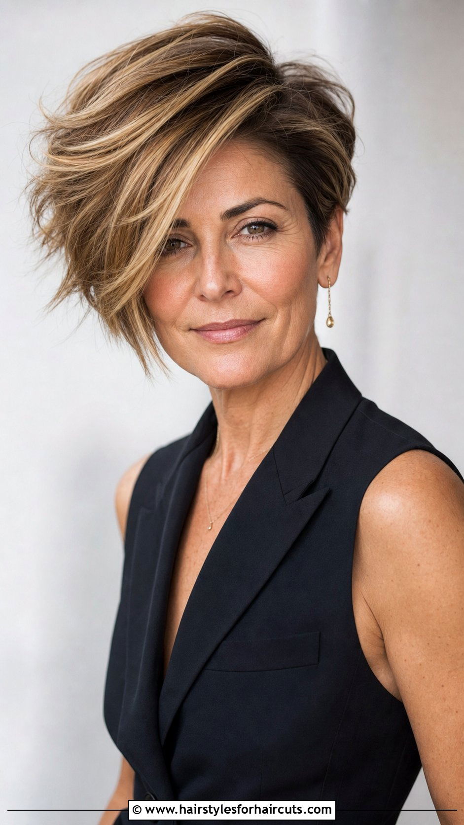 Layered Short Hair With Deep Side Sweep - 25 work hairstyles for short hair - 25 work hairstyles for short hair
