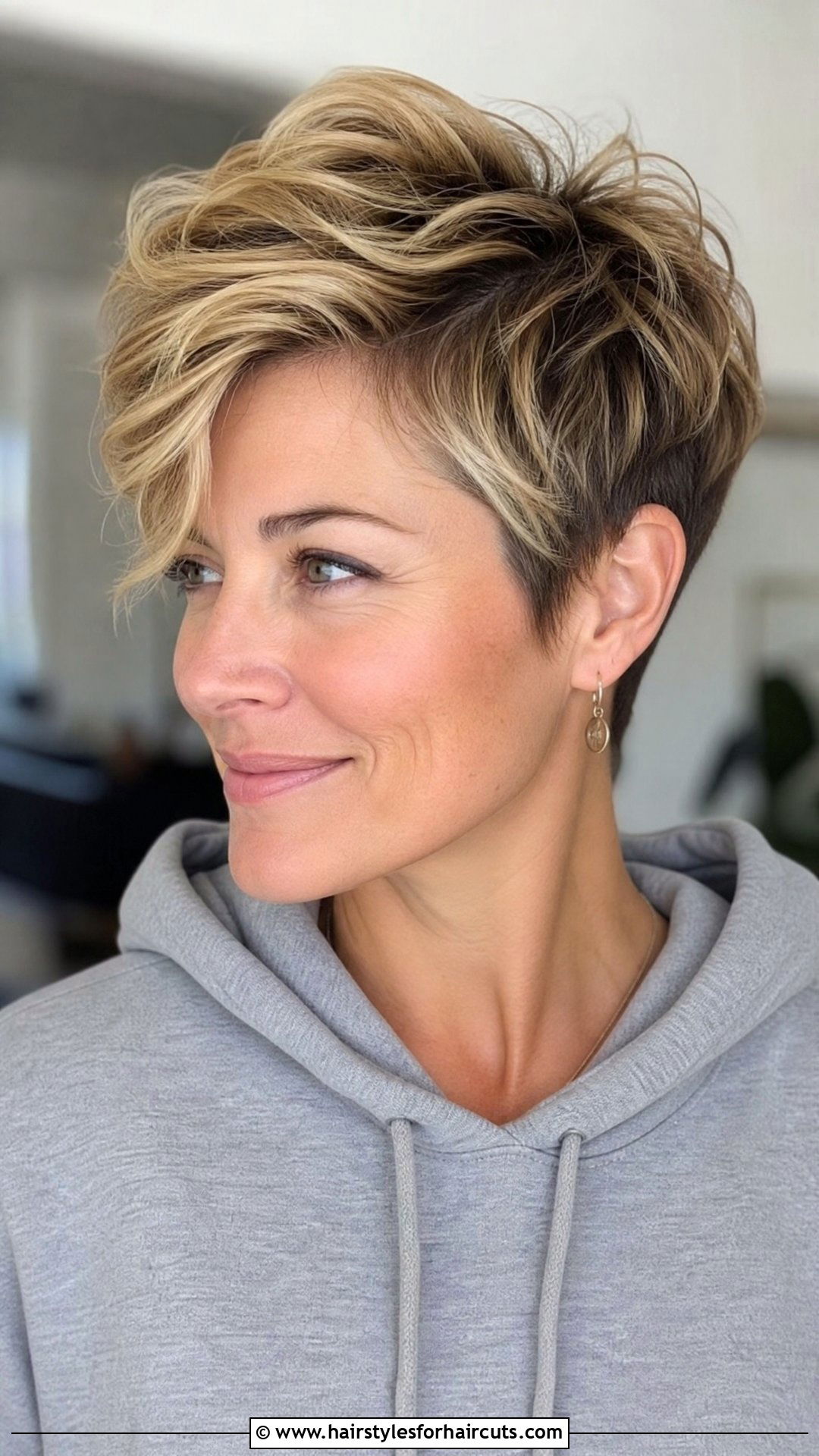 Layered Wavy Pixie Haircut - 25 women haircuts for wavy hair - 25 women haircuts for wavy hair