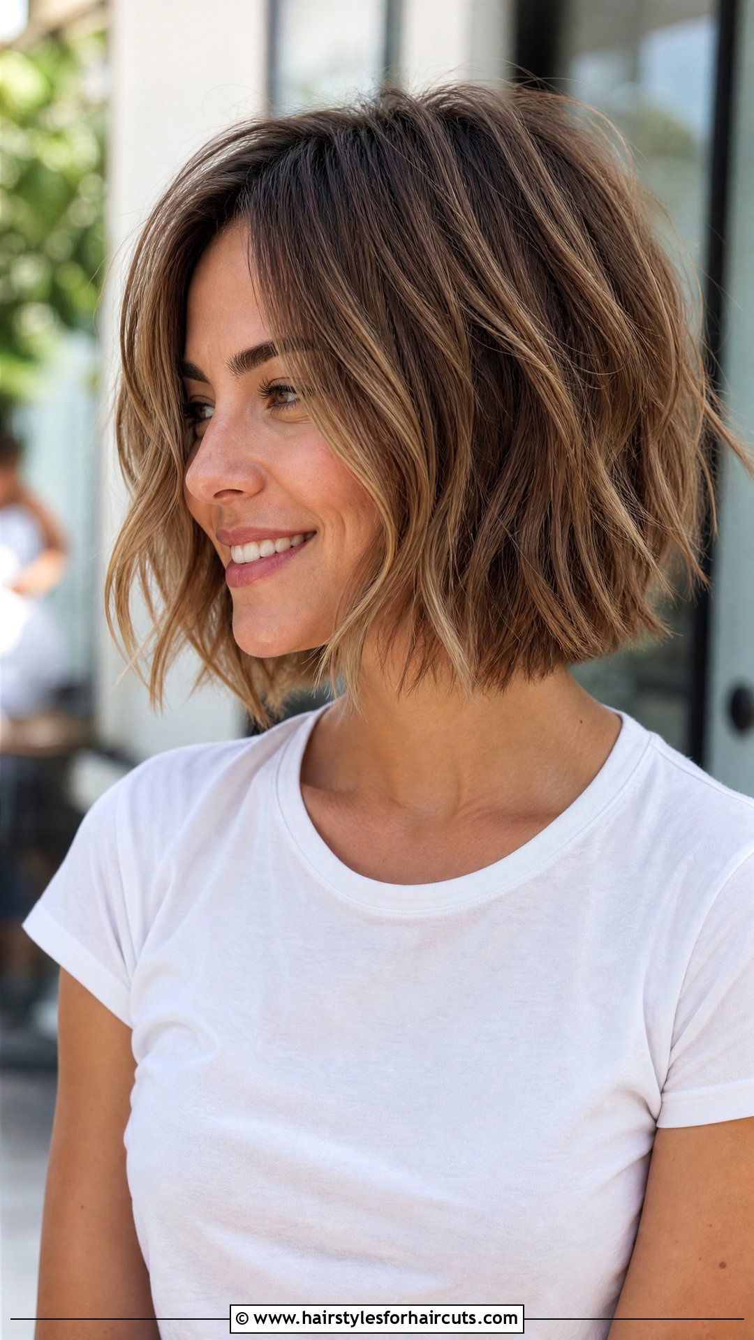 Light Brown Textured Bob With Babylights - 25 hairstyles to cover grey hair - 25 hairstyles to cover grey hair