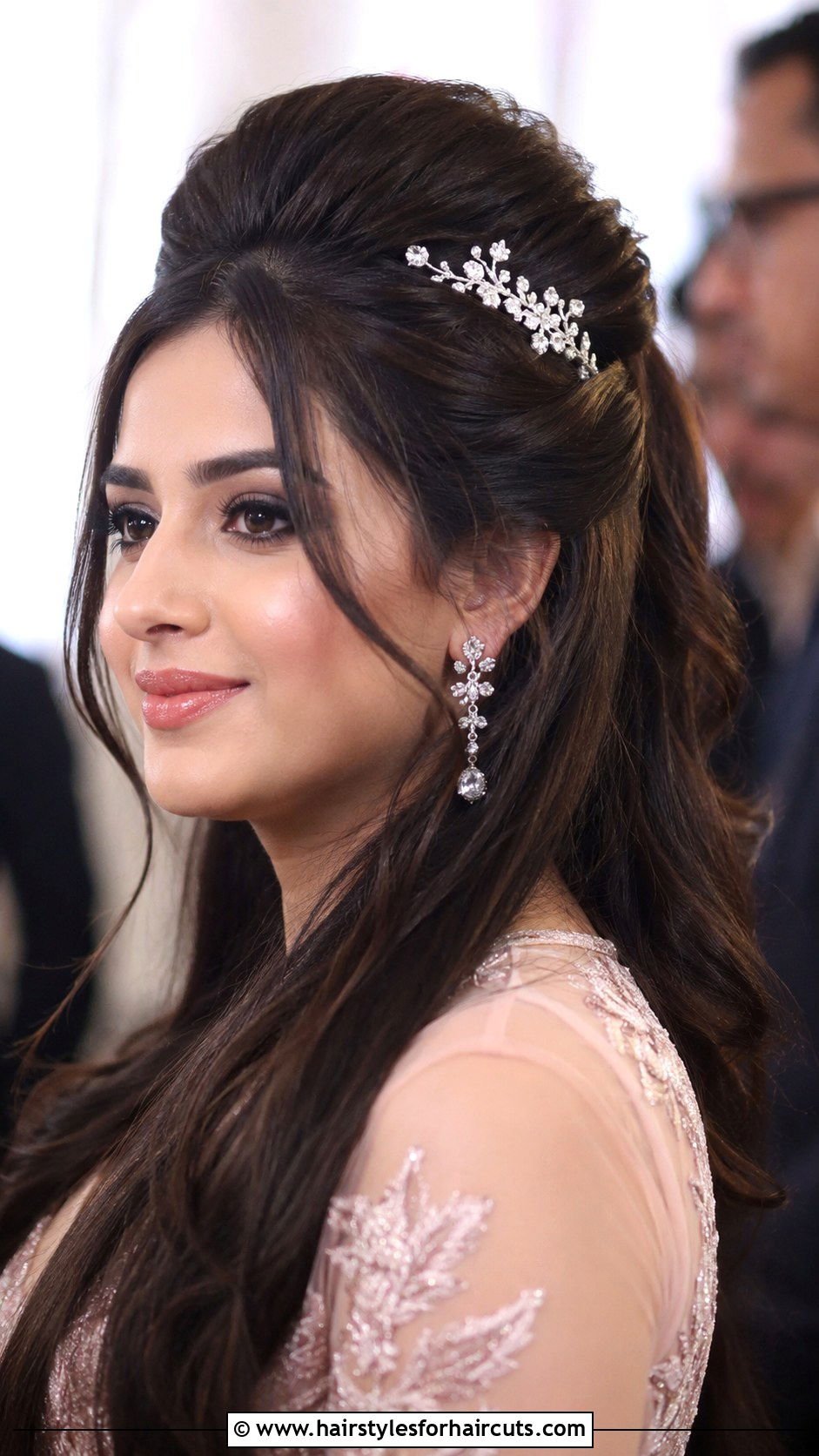 Long Hair Pouf With Accessory - 25 long hair gatsby hairstyles - 25 long hair gatsby hairstyles