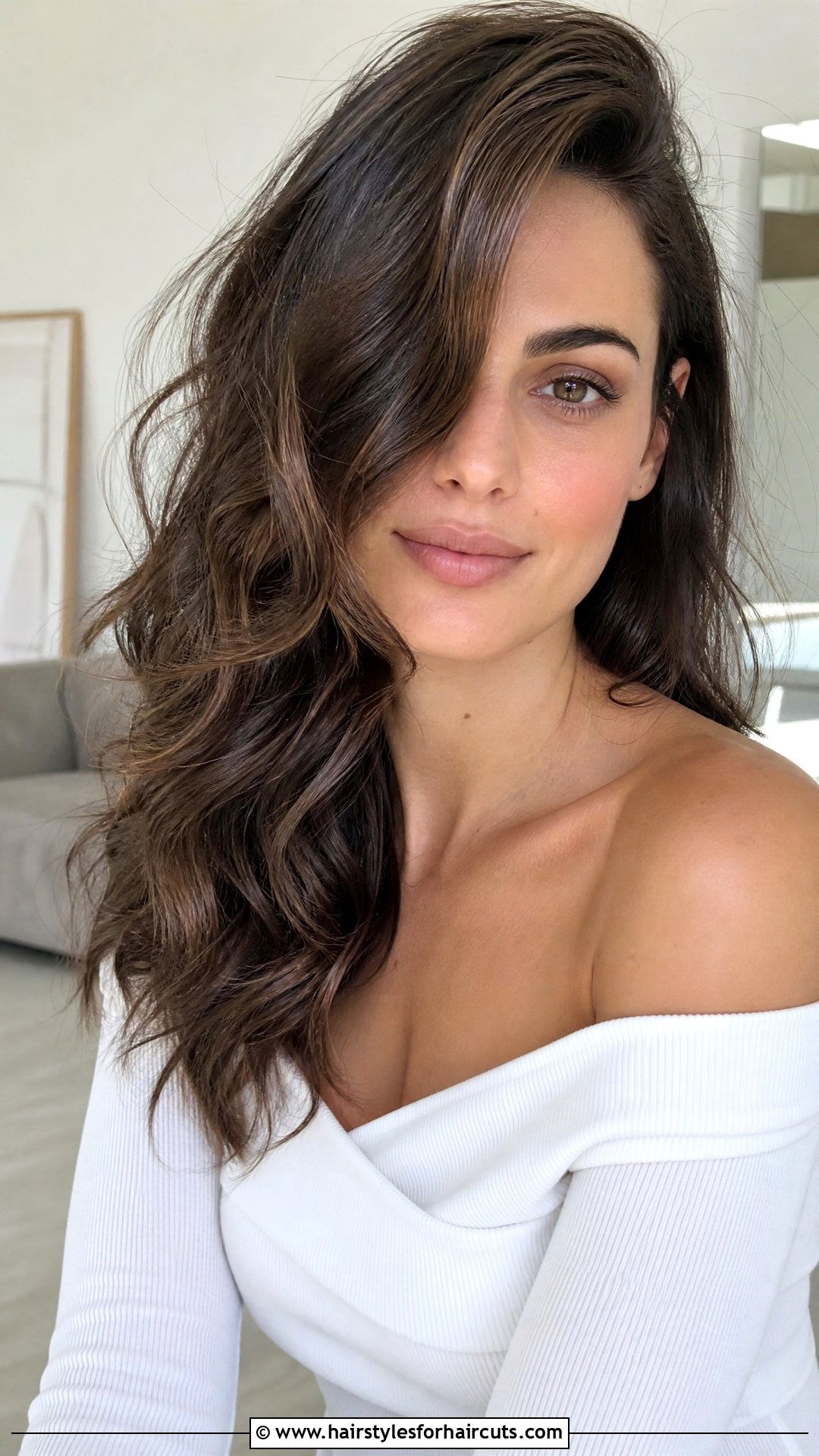 Long Wavy Haircut With Deep Side Part - 25 best haircuts for round face wavy hair - 25 best haircuts for round face wavy hair